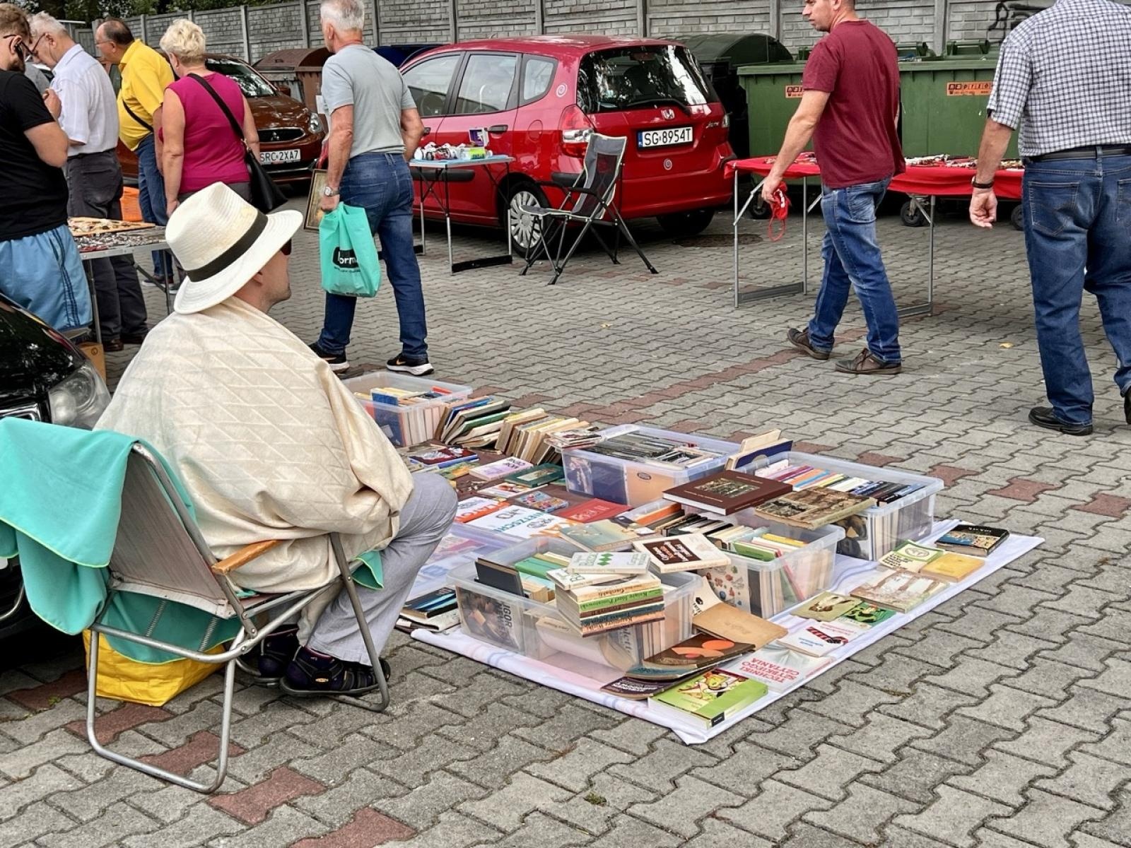 Zdjęcie w galerii na portalu naszraciborz.pl: Ostatni letni targ staroci i koński w Pietrowicach Wielkich przyciągnął sporo kolekcjonerów i miłośników retro wiadomości z regionu