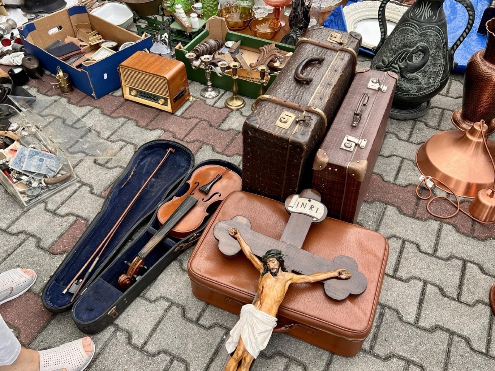 Zdjęcie w galerii na portalu naszraciborz.pl: Ostatni letni targ staroci i koński w Pietrowicach Wielkich przyciągnął sporo kolekcjonerów i miłośników retro wiadomości z regionu