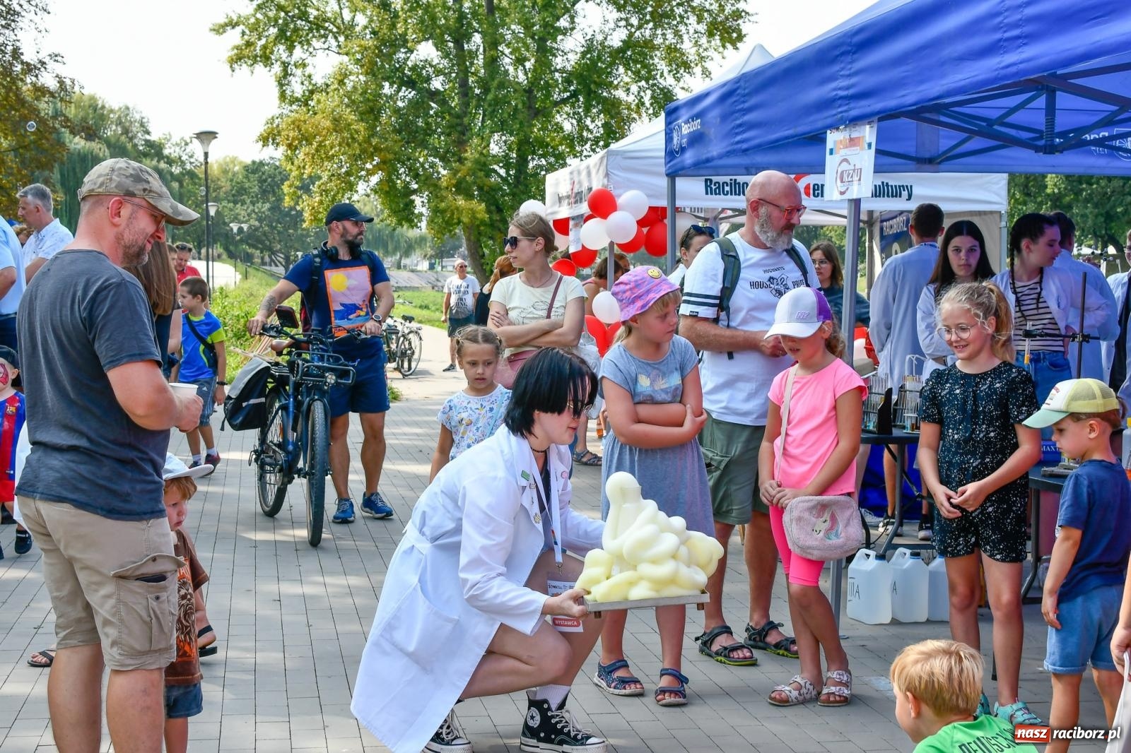 Zdjęcie w galerii na portalu naszraciborz.pl: Nauka zagościła nad Odrą. Trzecia Edycja Festiwalu Odkrywców w Raciborzu wiadomości z regionu