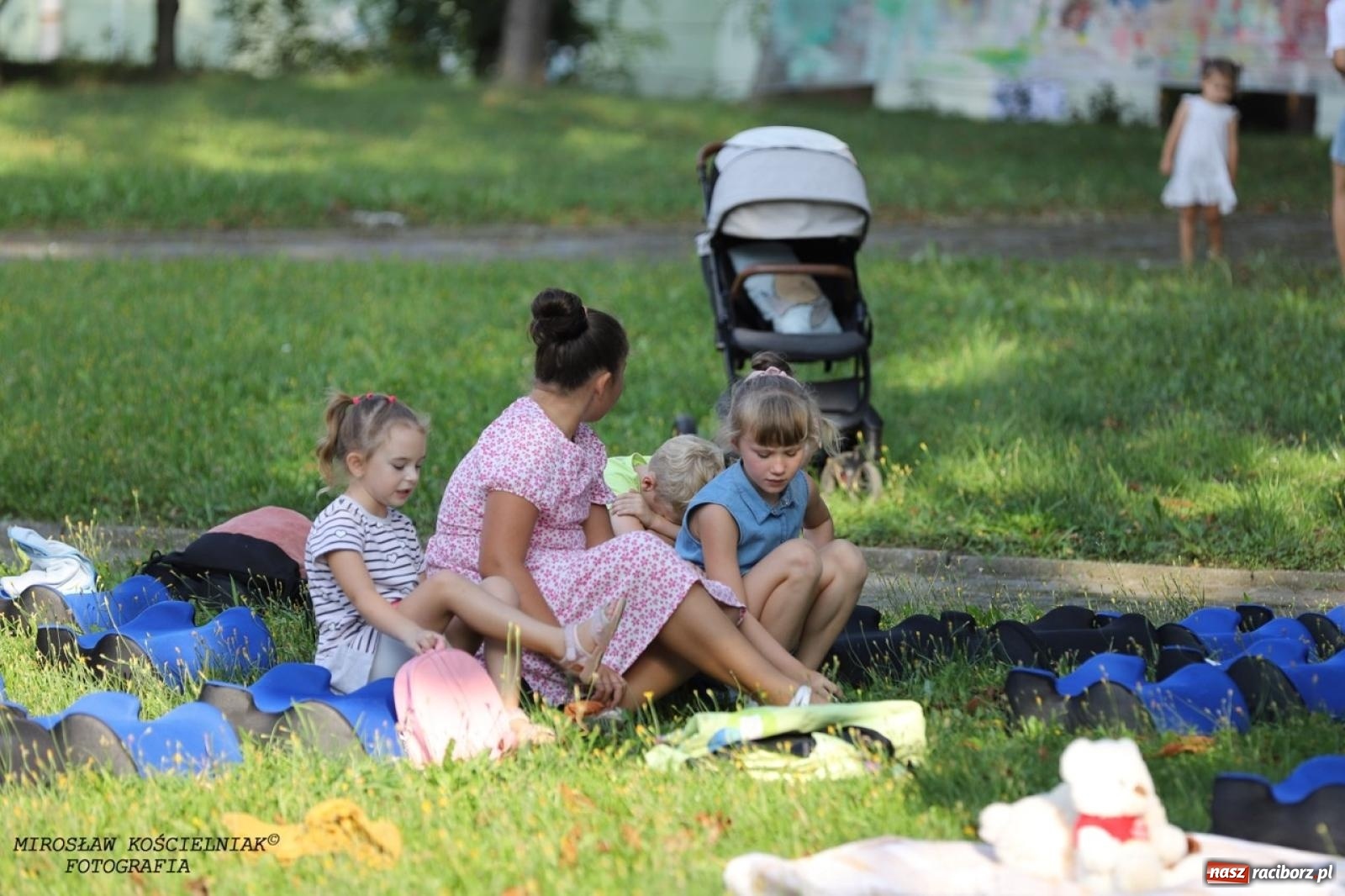 Zdjęcie w galerii na portalu naszraciborz.pl: Kolorowa podróż do świata Pani Kleksowej – relacja z przedstawienia w Ogrodzie Strzechy wiadomości z regionu