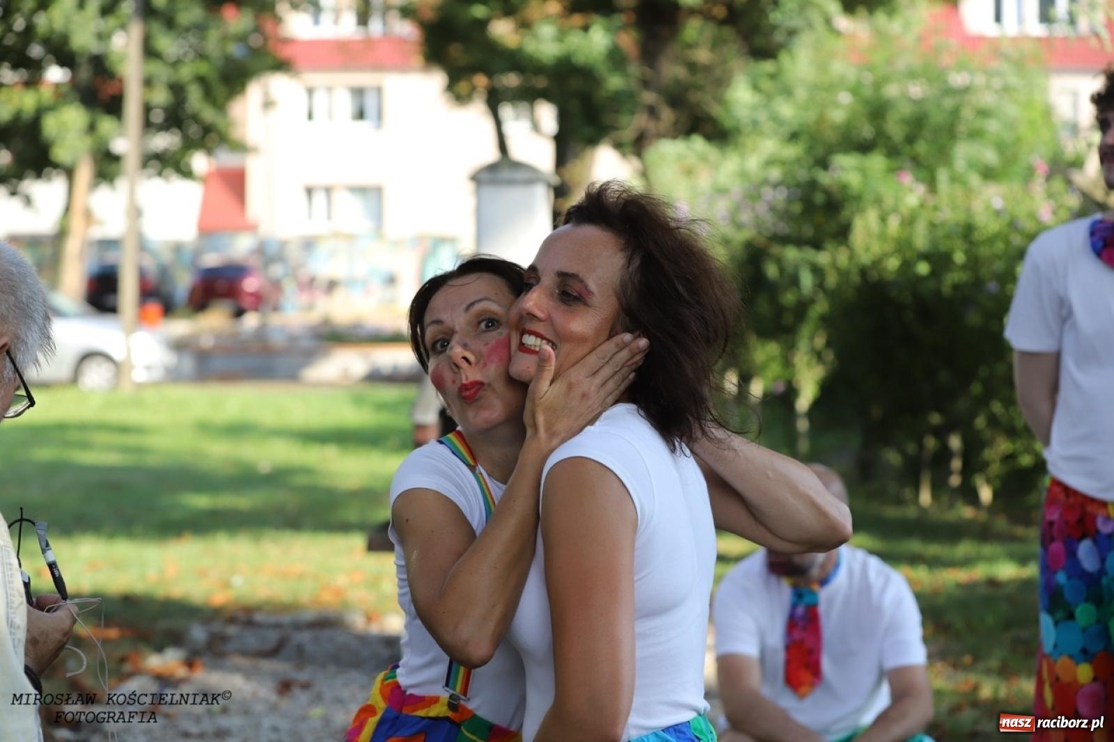 Zdjęcie w galerii na portalu naszraciborz.pl: Kolorowa podróż do świata Pani Kleksowej – relacja z przedstawienia w Ogrodzie Strzechy wiadomości z regionu