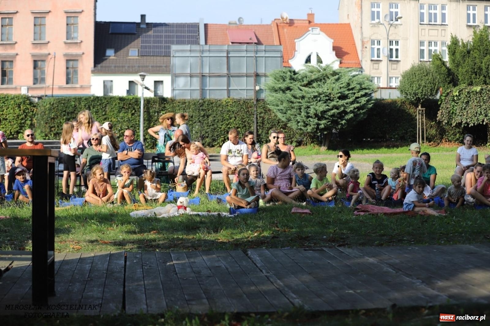 Zdjęcie w galerii na portalu naszraciborz.pl: Kolorowa podróż do świata Pani Kleksowej – relacja z przedstawienia w Ogrodzie Strzechy wiadomości z regionu