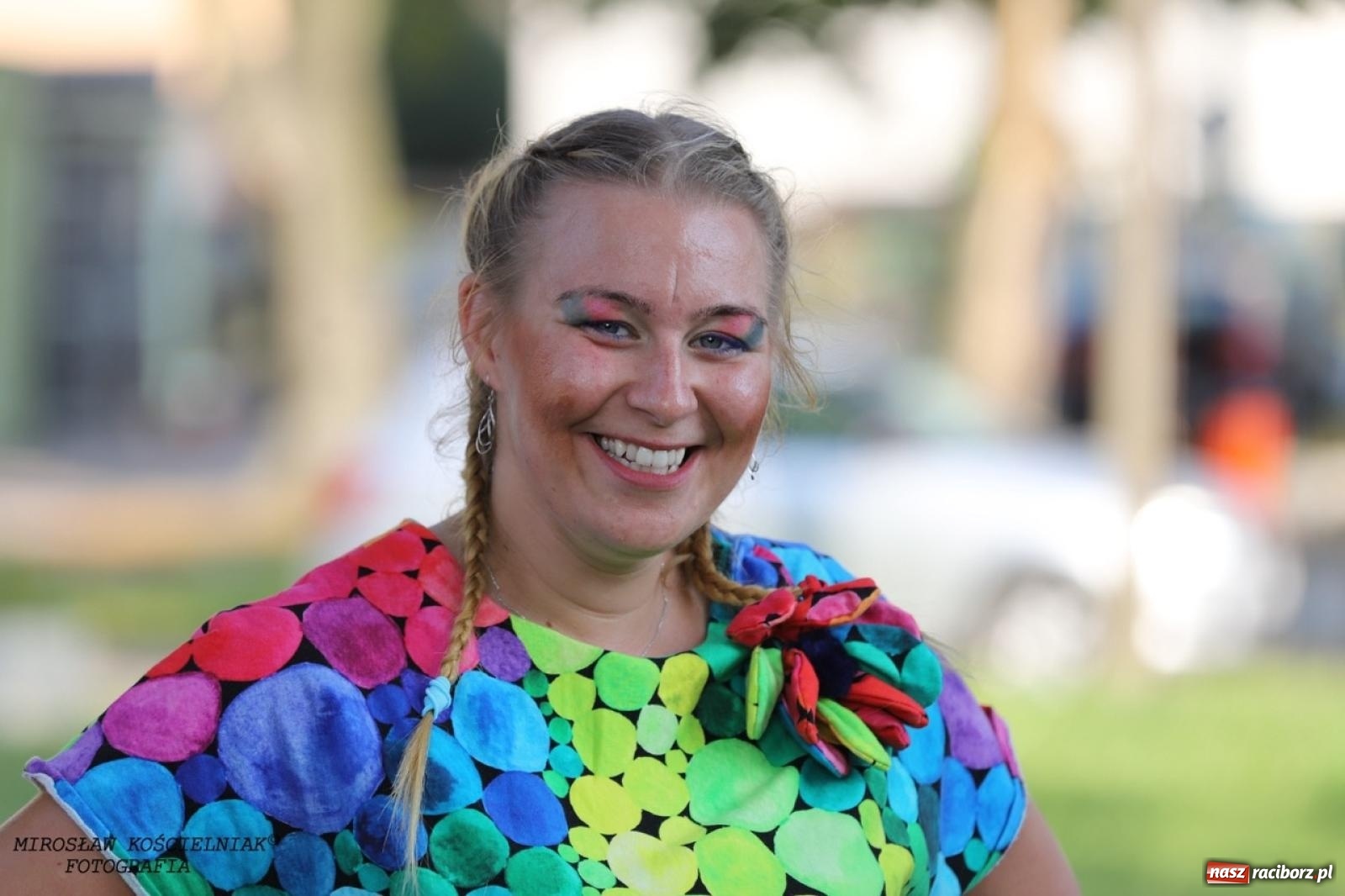 Zdjęcie w galerii na portalu naszraciborz.pl: Kolorowa podróż do świata Pani Kleksowej – relacja z przedstawienia w Ogrodzie Strzechy wiadomości z regionu