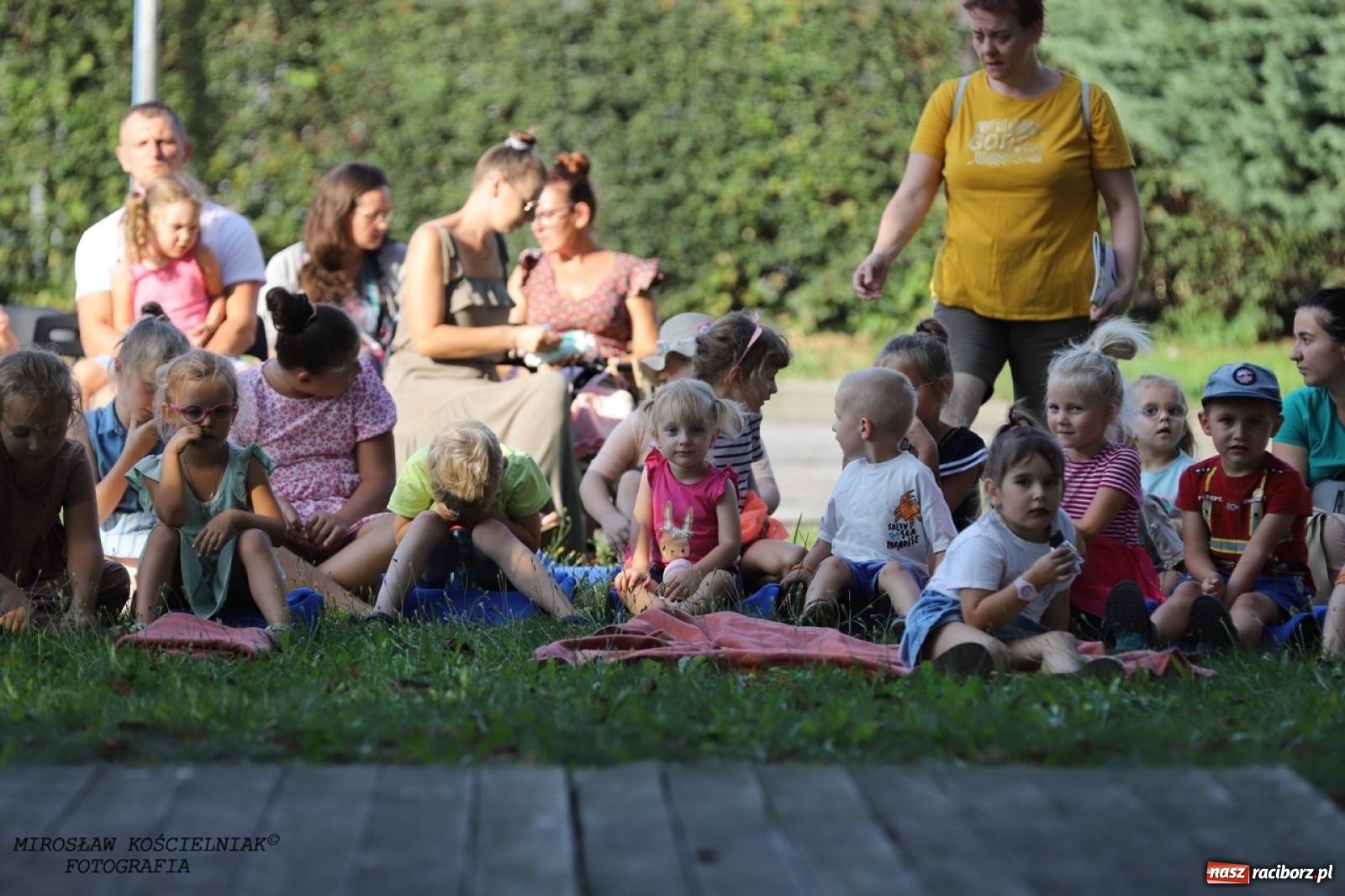 Zdjęcie w galerii na portalu naszraciborz.pl: Kolorowa podróż do świata Pani Kleksowej – relacja z przedstawienia w Ogrodzie Strzechy wiadomości z regionu