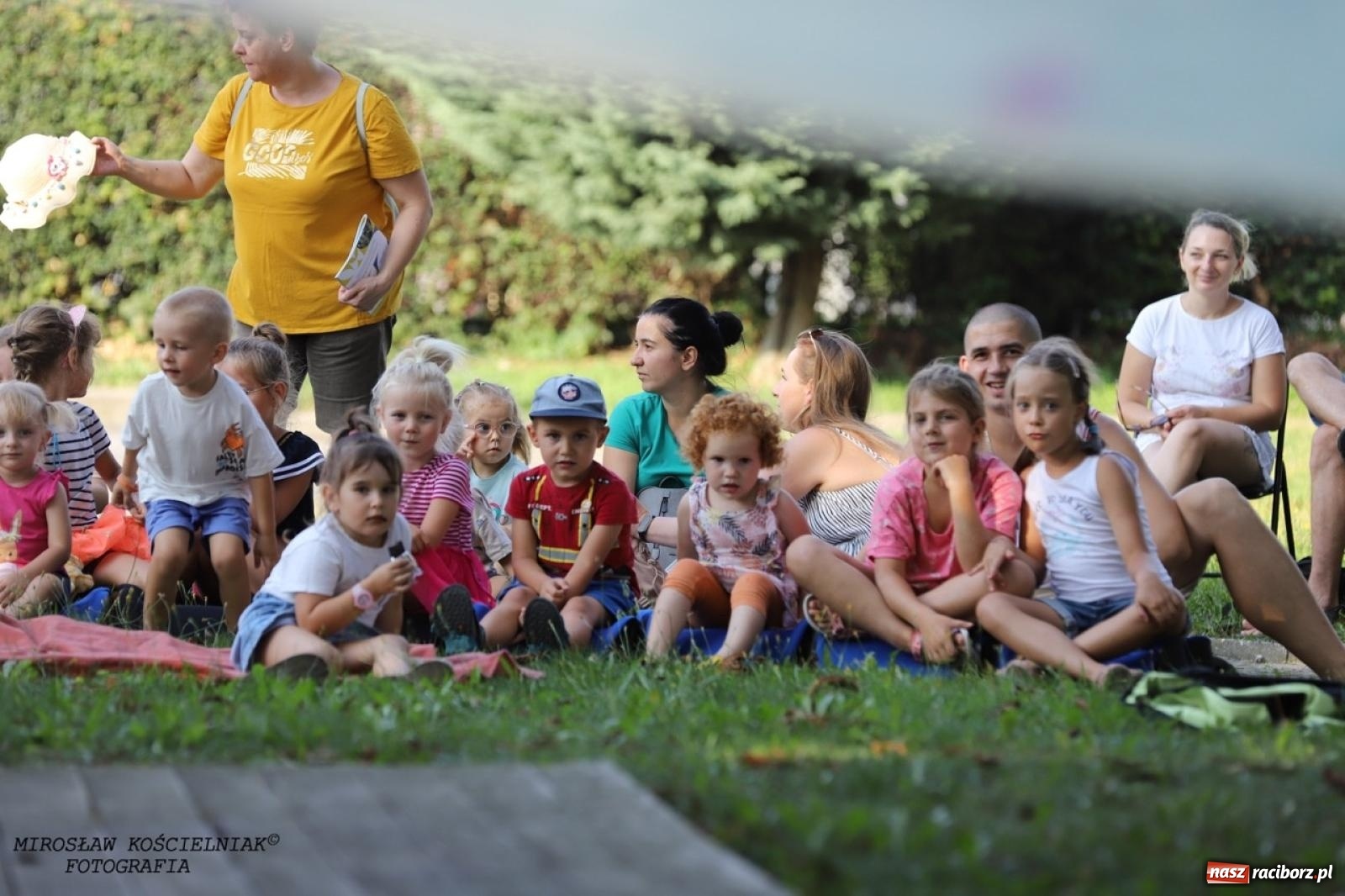 Zdjęcie w galerii na portalu naszraciborz.pl: Kolorowa podróż do świata Pani Kleksowej – relacja z przedstawienia w Ogrodzie Strzechy wiadomości z regionu