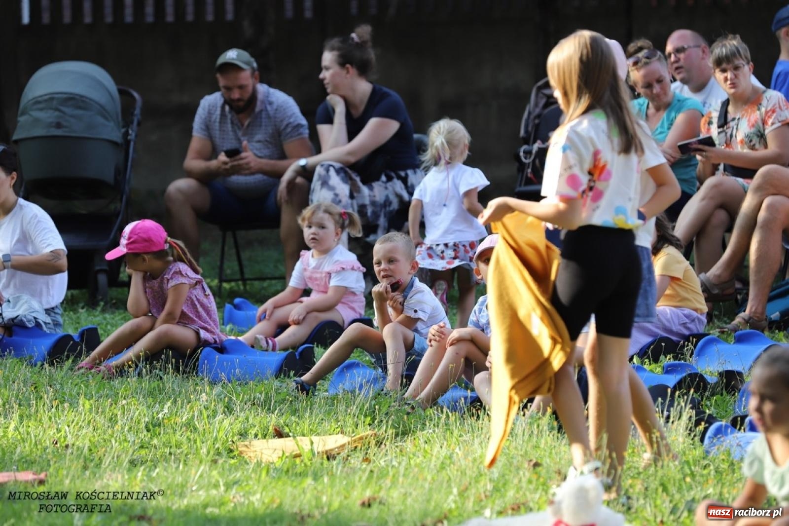 Zdjęcie w galerii na portalu naszraciborz.pl: Kolorowa podróż do świata Pani Kleksowej – relacja z przedstawienia w Ogrodzie Strzechy wiadomości z regionu