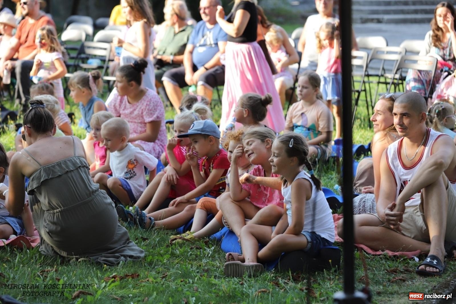 Zdjęcie w galerii na portalu naszraciborz.pl: Kolorowa podróż do świata Pani Kleksowej – relacja z przedstawienia w Ogrodzie Strzechy wiadomości z regionu