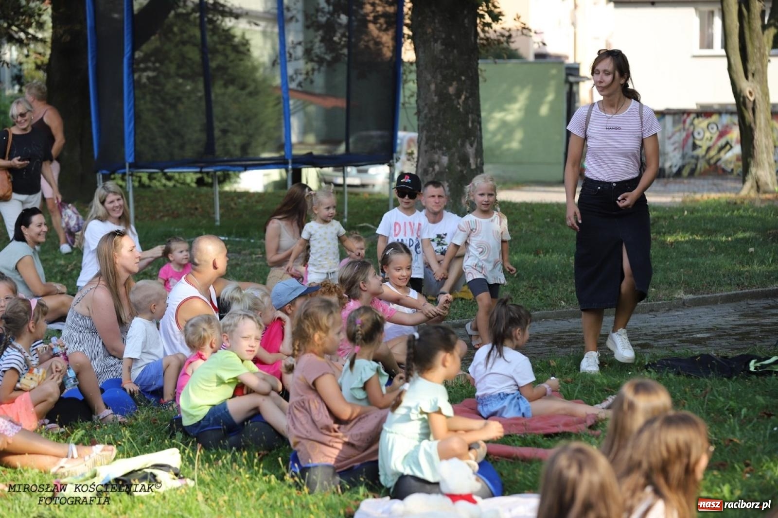 Zdjęcie w galerii na portalu naszraciborz.pl: Kolorowa podróż do świata Pani Kleksowej – relacja z przedstawienia w Ogrodzie Strzechy wiadomości z regionu