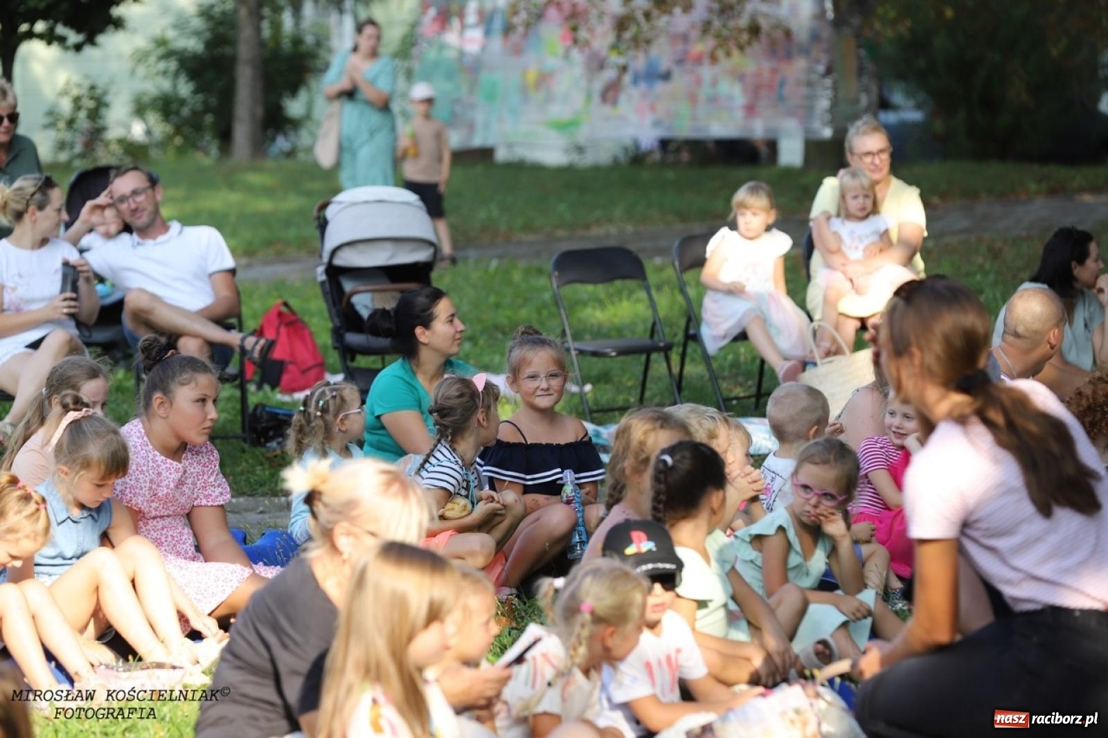 Zdjęcie w galerii na portalu naszraciborz.pl: Kolorowa podróż do świata Pani Kleksowej – relacja z przedstawienia w Ogrodzie Strzechy wiadomości z regionu