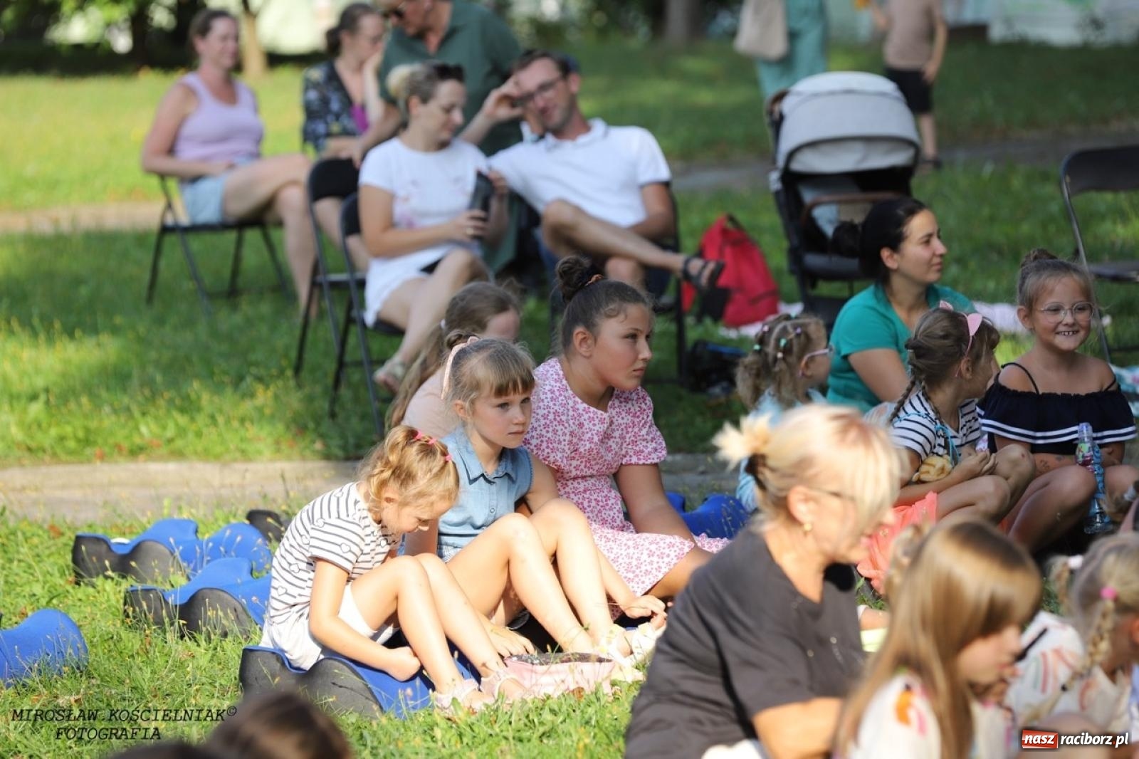 Zdjęcie w galerii na portalu naszraciborz.pl: Kolorowa podróż do świata Pani Kleksowej – relacja z przedstawienia w Ogrodzie Strzechy wiadomości z regionu
