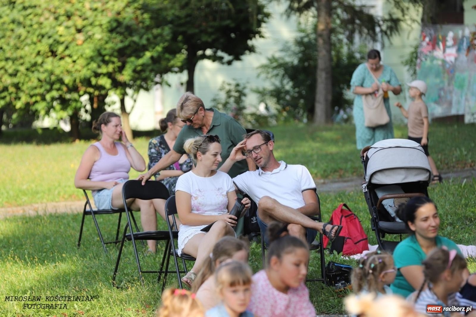 Zdjęcie w galerii na portalu naszraciborz.pl: Kolorowa podróż do świata Pani Kleksowej – relacja z przedstawienia w Ogrodzie Strzechy wiadomości z regionu