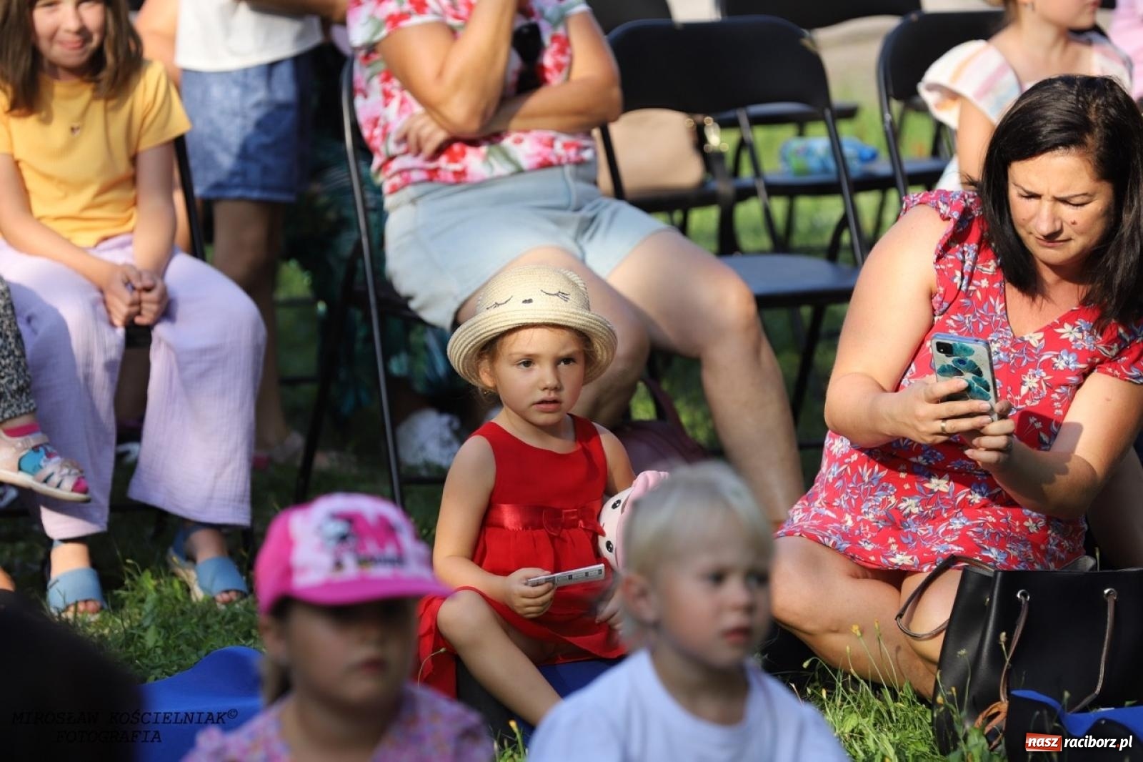 Zdjęcie w galerii na portalu naszraciborz.pl: Kolorowa podróż do świata Pani Kleksowej – relacja z przedstawienia w Ogrodzie Strzechy wiadomości z regionu