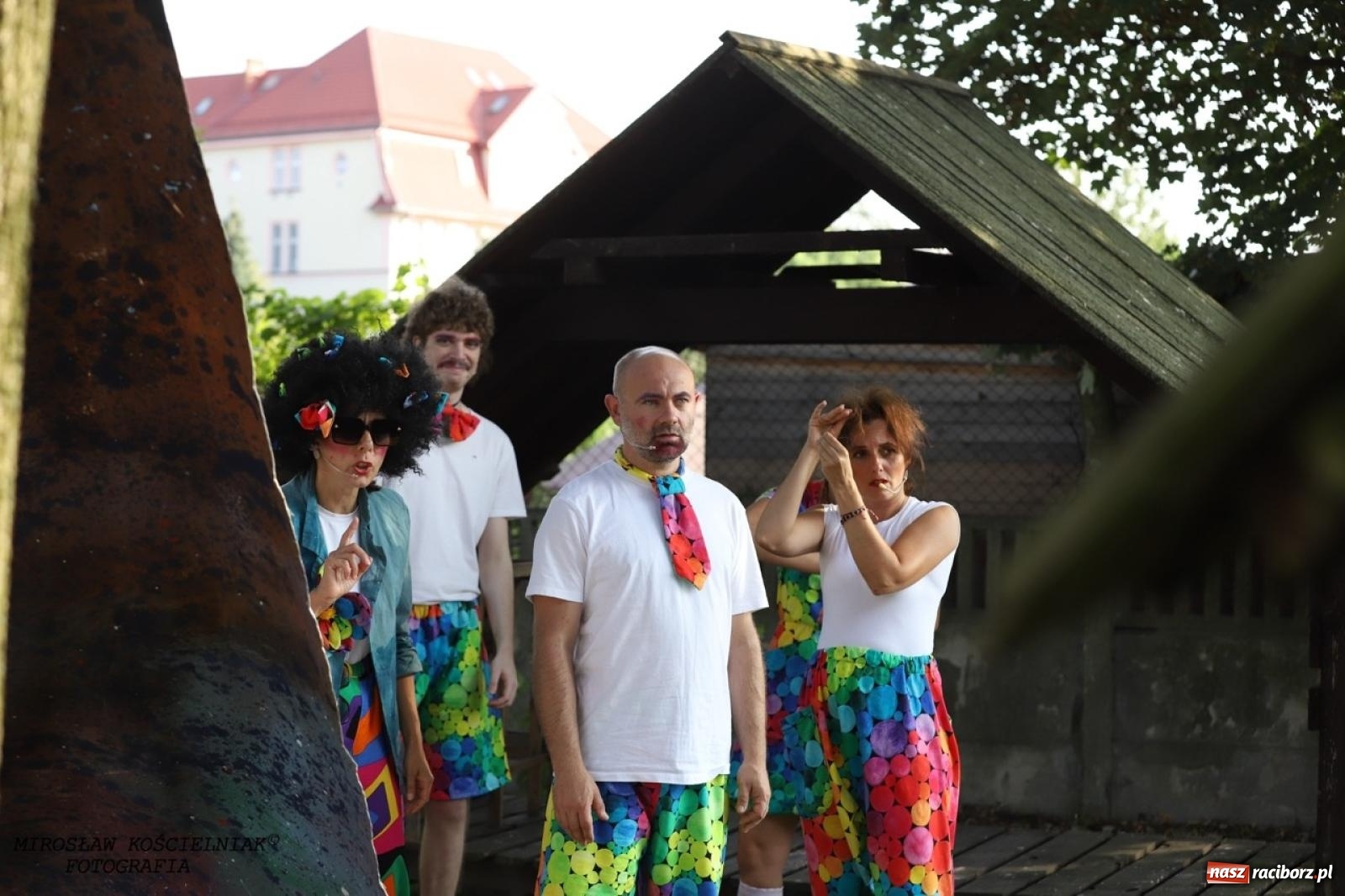 Zdjęcie w galerii na portalu naszraciborz.pl: Kolorowa podróż do świata Pani Kleksowej – relacja z przedstawienia w Ogrodzie Strzechy wiadomości z regionu