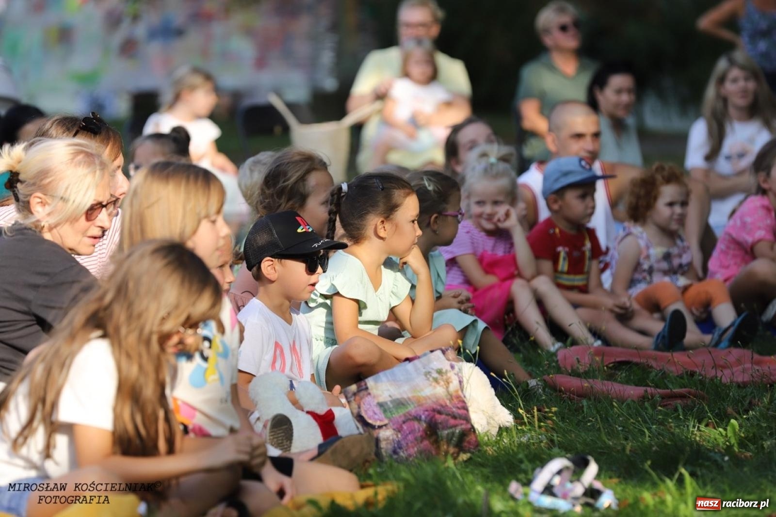 Zdjęcie w galerii na portalu naszraciborz.pl: Kolorowa podróż do świata Pani Kleksowej – relacja z przedstawienia w Ogrodzie Strzechy wiadomości z regionu