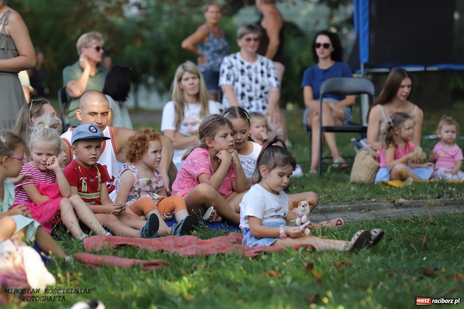 Zdjęcie w galerii na portalu naszraciborz.pl: Kolorowa podróż do świata Pani Kleksowej – relacja z przedstawienia w Ogrodzie Strzechy wiadomości z regionu