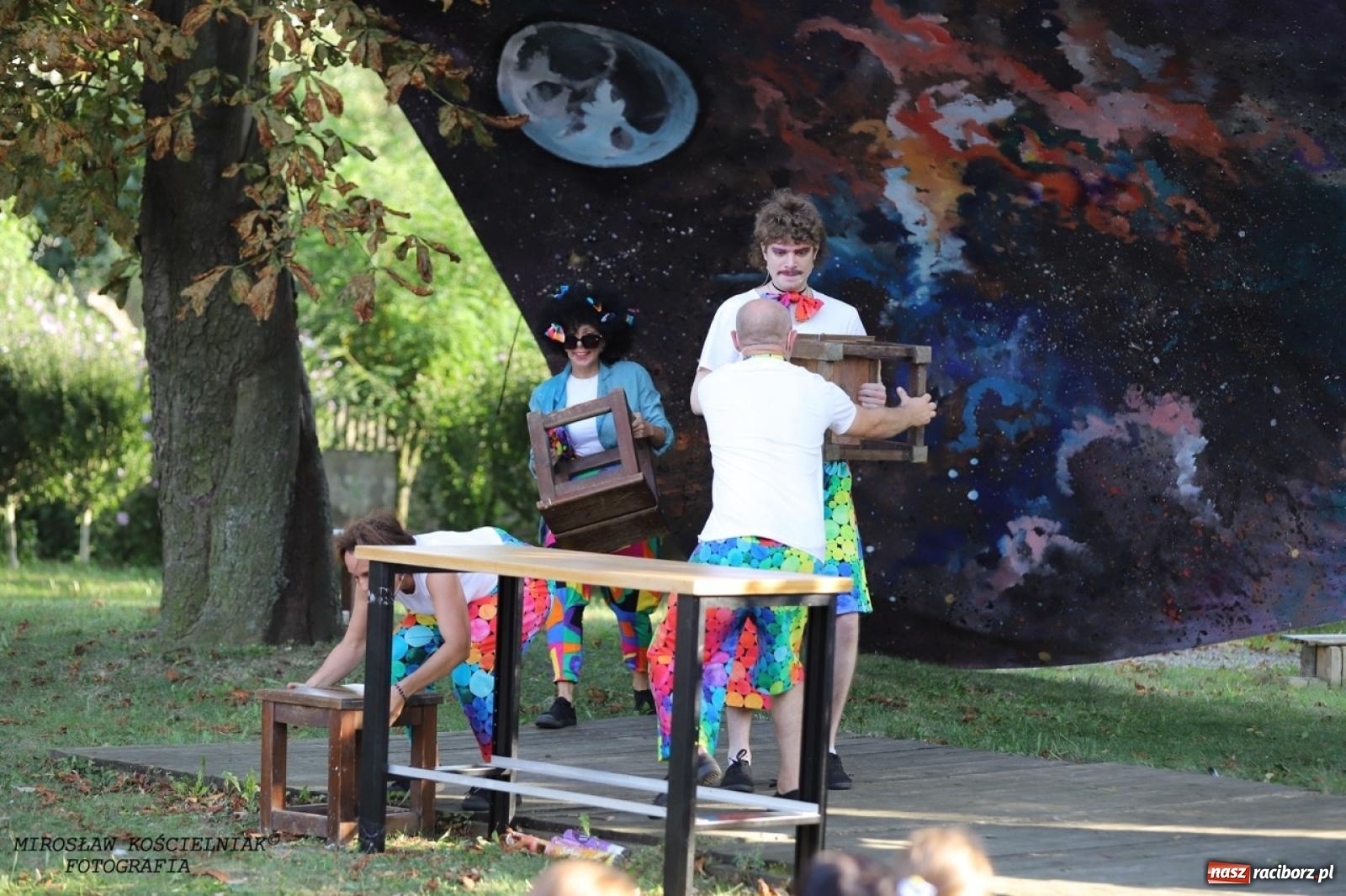 Zdjęcie w galerii na portalu naszraciborz.pl: Kolorowa podróż do świata Pani Kleksowej – relacja z przedstawienia w Ogrodzie Strzechy wiadomości z regionu