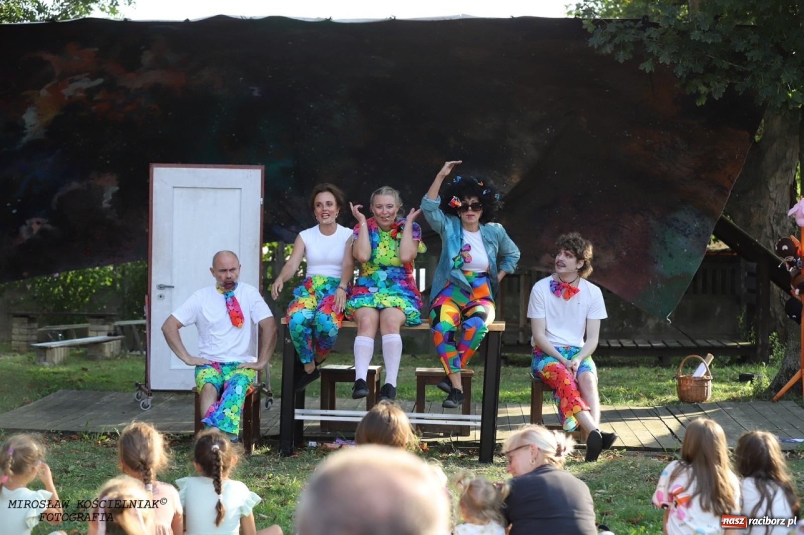 Zdjęcie w galerii na portalu naszraciborz.pl: Kolorowa podróż do świata Pani Kleksowej – relacja z przedstawienia w Ogrodzie Strzechy wiadomości z regionu