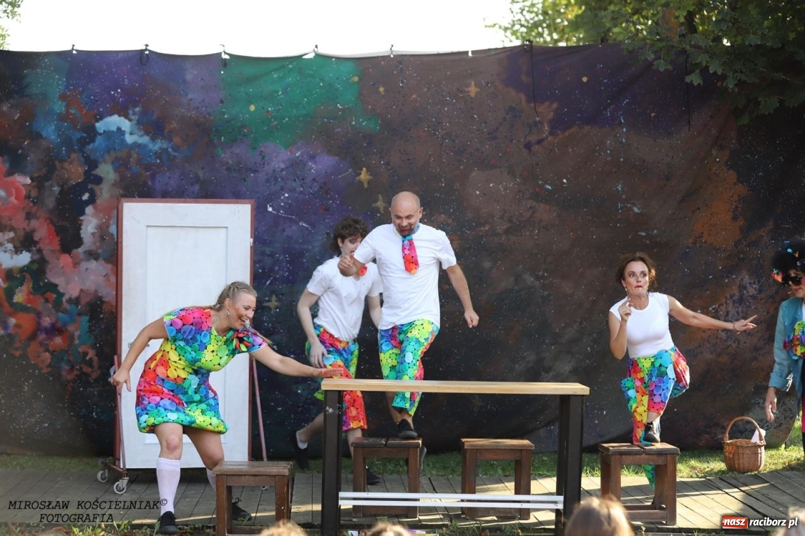 Zdjęcie w galerii na portalu naszraciborz.pl: Kolorowa podróż do świata Pani Kleksowej – relacja z przedstawienia w Ogrodzie Strzechy wiadomości z regionu