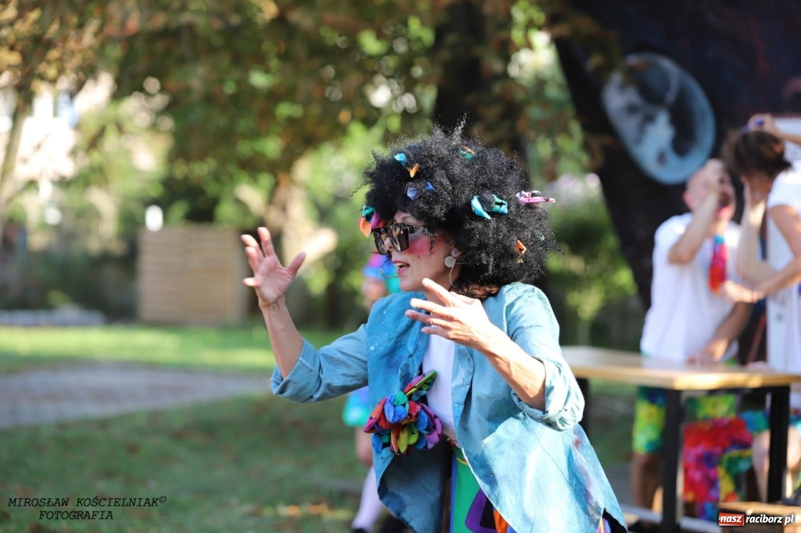 Zdjęcie w galerii na portalu naszraciborz.pl: Kolorowa podróż do świata Pani Kleksowej – relacja z przedstawienia w Ogrodzie Strzechy wiadomości z regionu