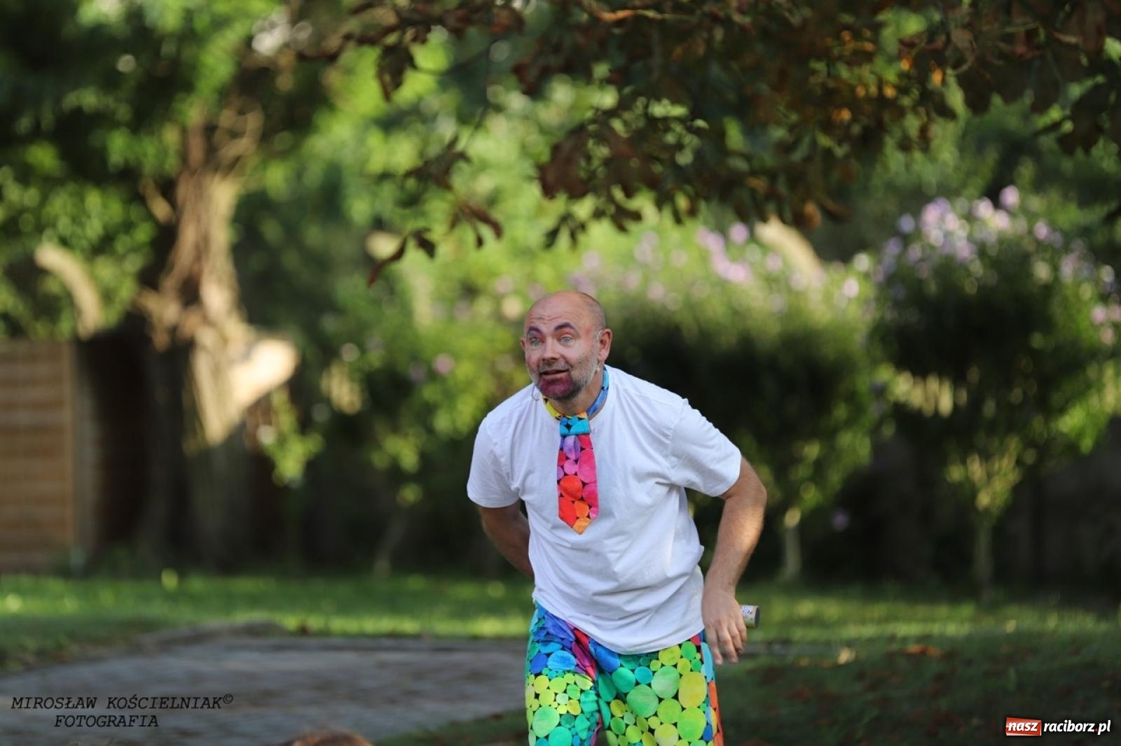 Zdjęcie w galerii na portalu naszraciborz.pl: Kolorowa podróż do świata Pani Kleksowej – relacja z przedstawienia w Ogrodzie Strzechy wiadomości z regionu