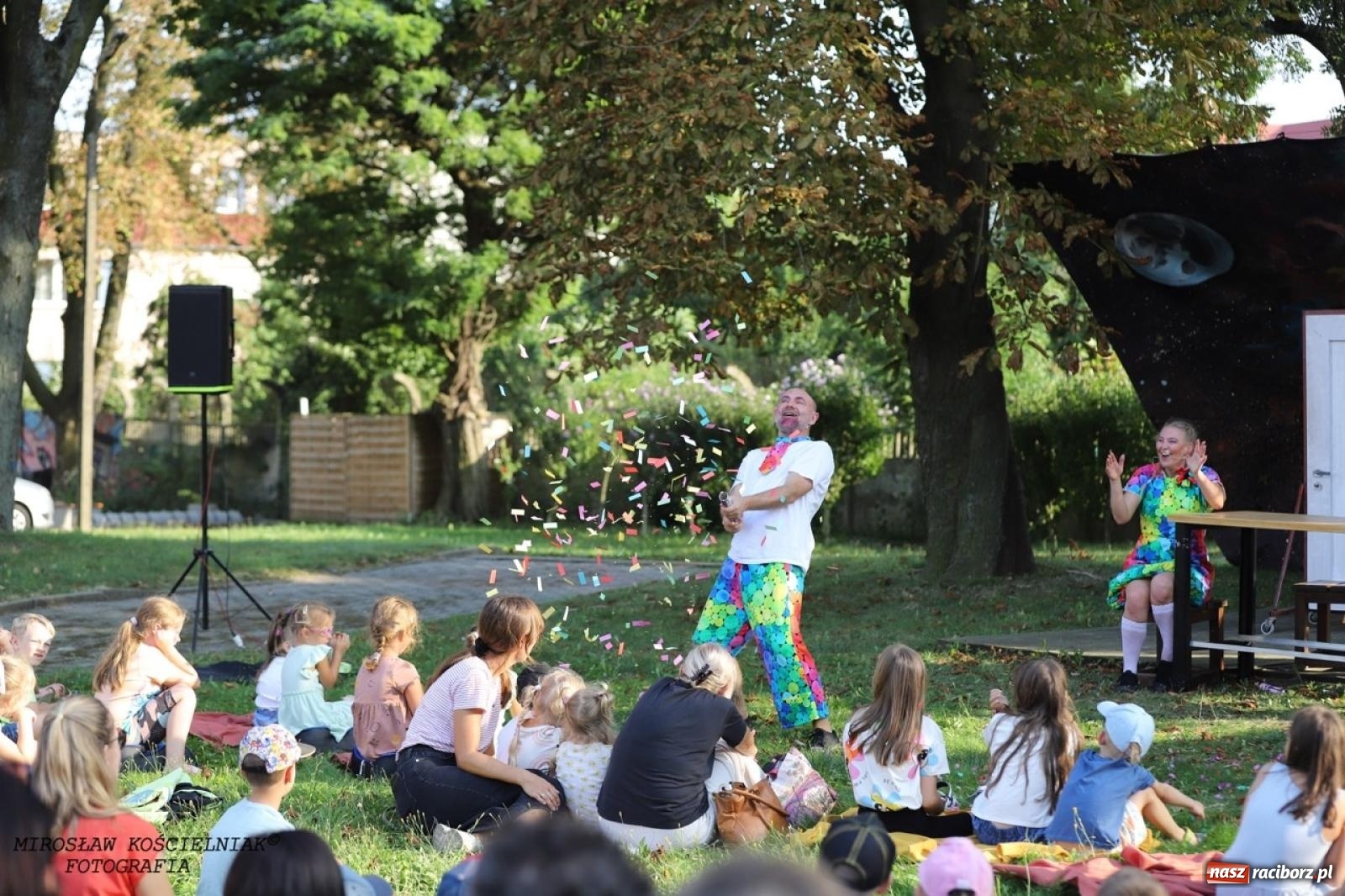Zdjęcie w galerii na portalu naszraciborz.pl: Kolorowa podróż do świata Pani Kleksowej – relacja z przedstawienia w Ogrodzie Strzechy wiadomości z regionu