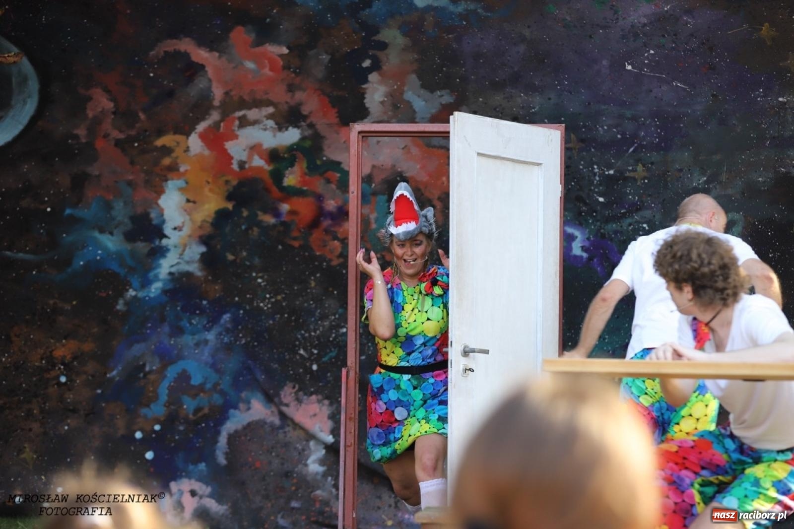 Zdjęcie w galerii na portalu naszraciborz.pl: Kolorowa podróż do świata Pani Kleksowej – relacja z przedstawienia w Ogrodzie Strzechy wiadomości z regionu