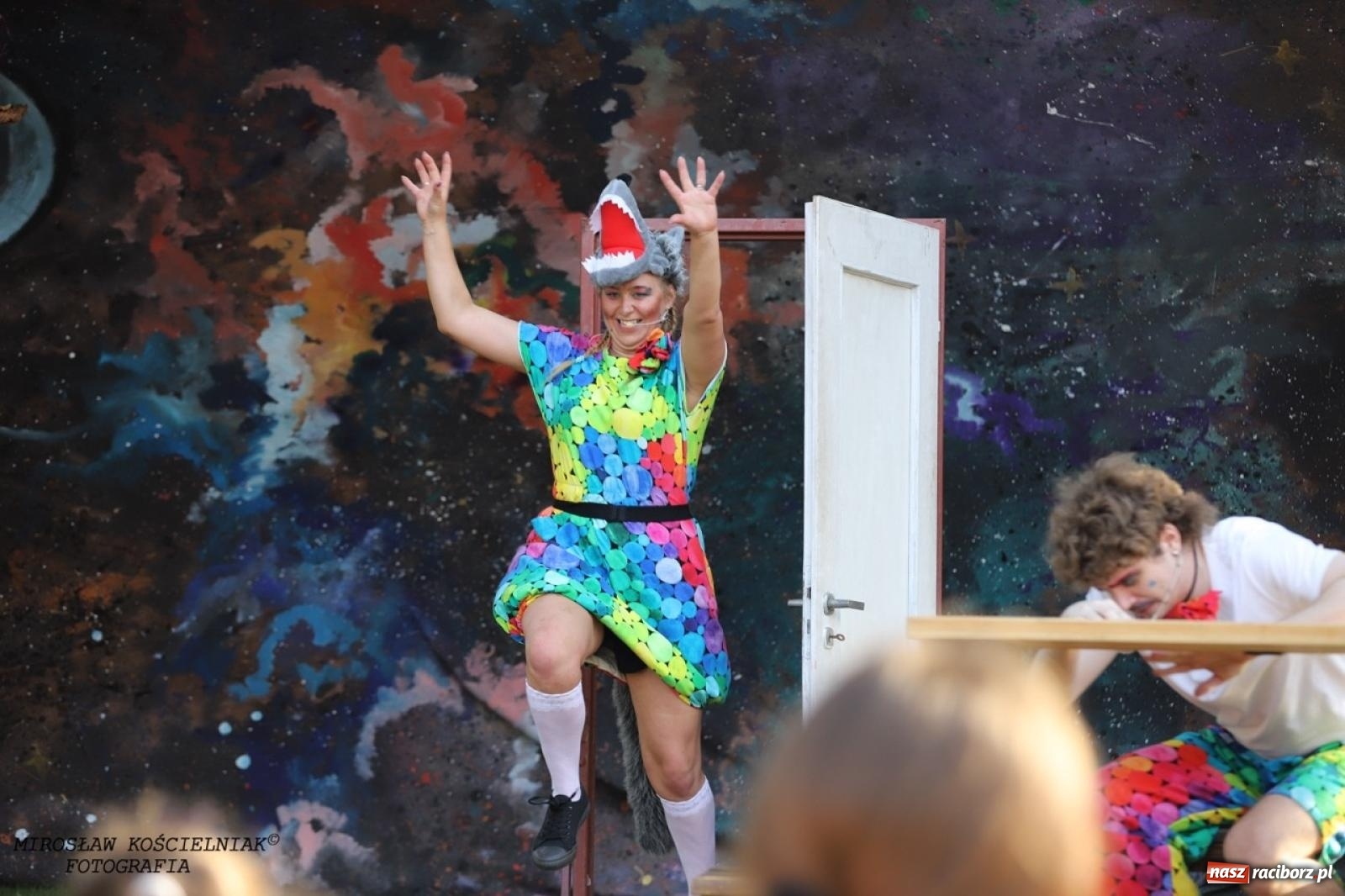 Zdjęcie w galerii na portalu naszraciborz.pl: Kolorowa podróż do świata Pani Kleksowej – relacja z przedstawienia w Ogrodzie Strzechy wiadomości z regionu