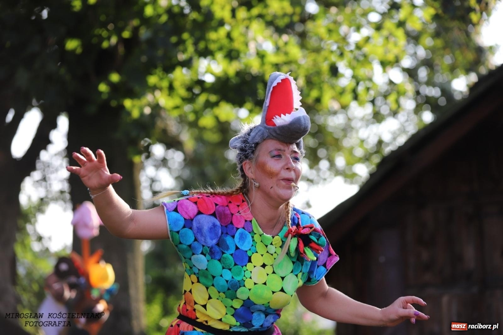 Zdjęcie w galerii na portalu naszraciborz.pl: Kolorowa podróż do świata Pani Kleksowej – relacja z przedstawienia w Ogrodzie Strzechy wiadomości z regionu