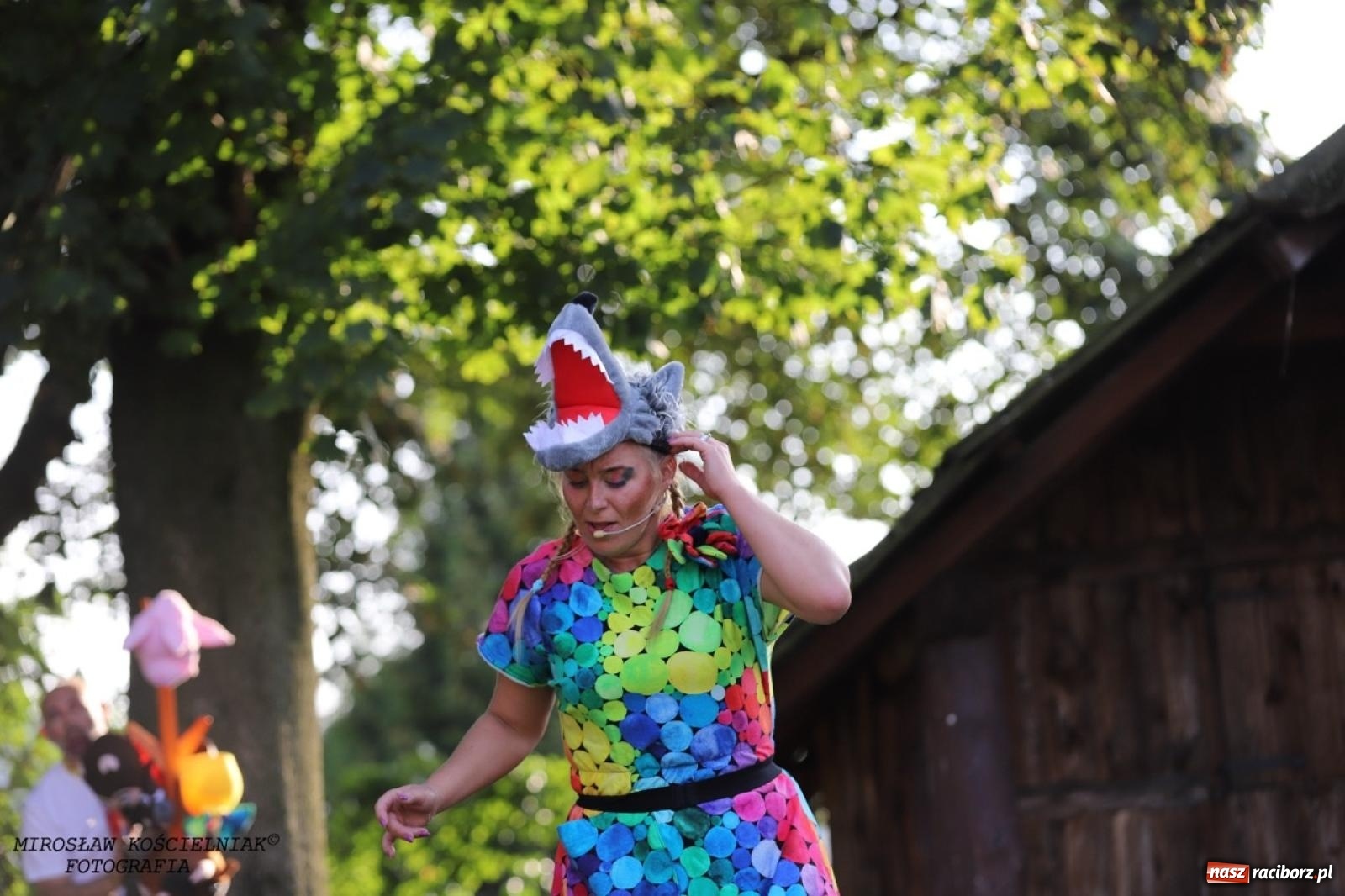 Zdjęcie w galerii na portalu naszraciborz.pl: Kolorowa podróż do świata Pani Kleksowej – relacja z przedstawienia w Ogrodzie Strzechy wiadomości z regionu