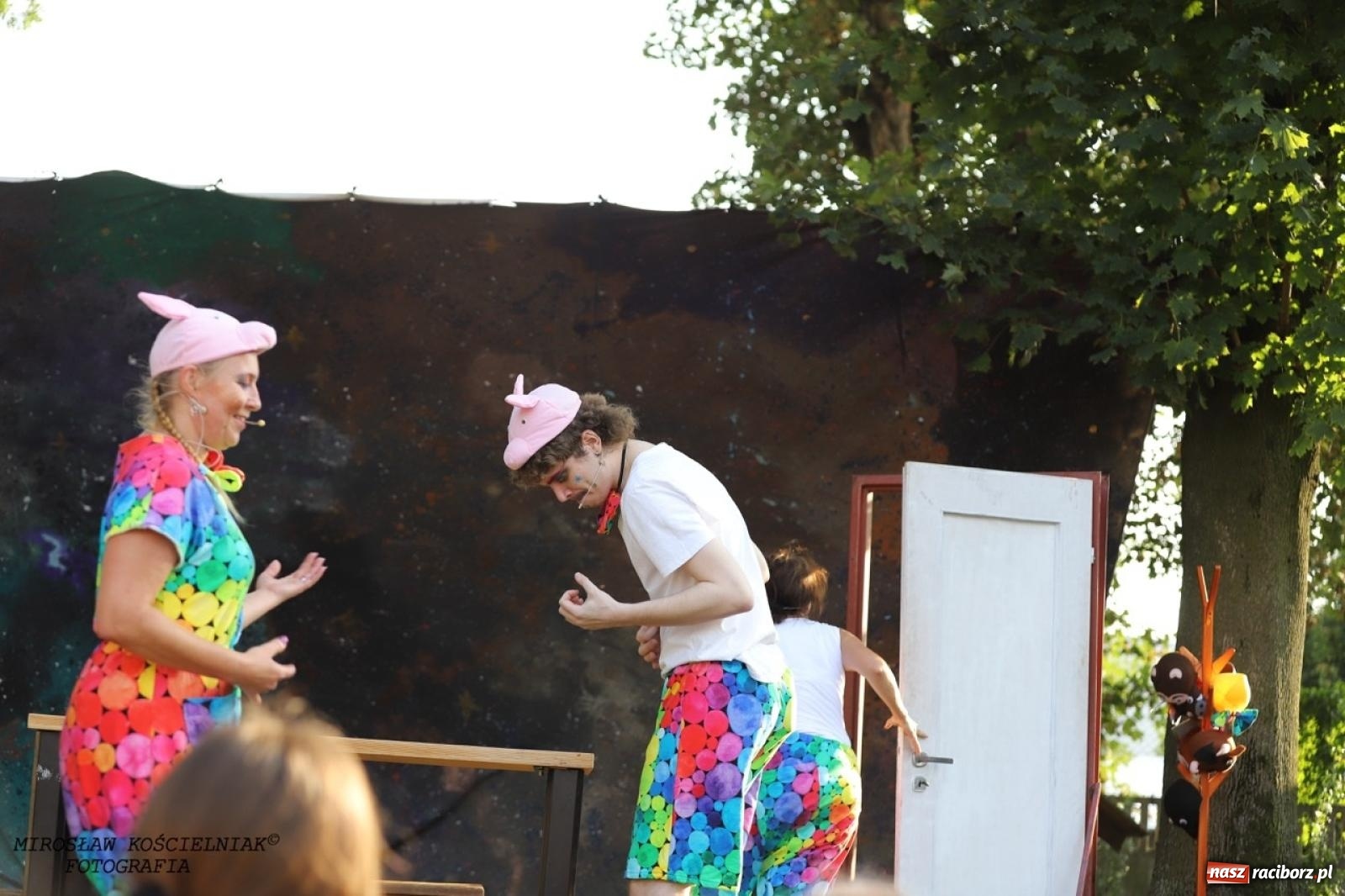 Zdjęcie w galerii na portalu naszraciborz.pl: Kolorowa podróż do świata Pani Kleksowej – relacja z przedstawienia w Ogrodzie Strzechy wiadomości z regionu