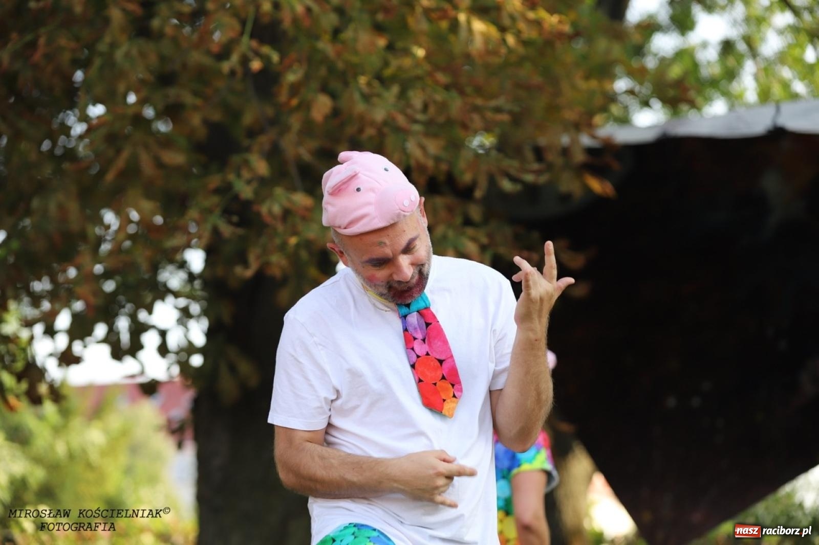 Zdjęcie w galerii na portalu naszraciborz.pl: Kolorowa podróż do świata Pani Kleksowej – relacja z przedstawienia w Ogrodzie Strzechy wiadomości z regionu