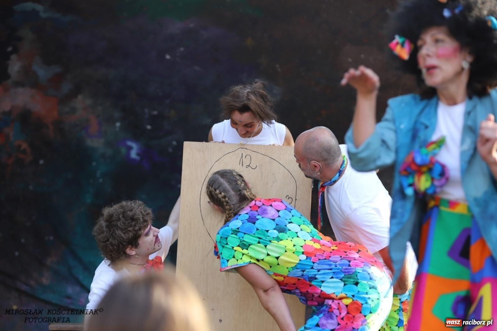 Zdjęcie w galerii na portalu naszraciborz.pl: Kolorowa podróż do świata Pani Kleksowej – relacja z przedstawienia w Ogrodzie Strzechy wiadomości z regionu