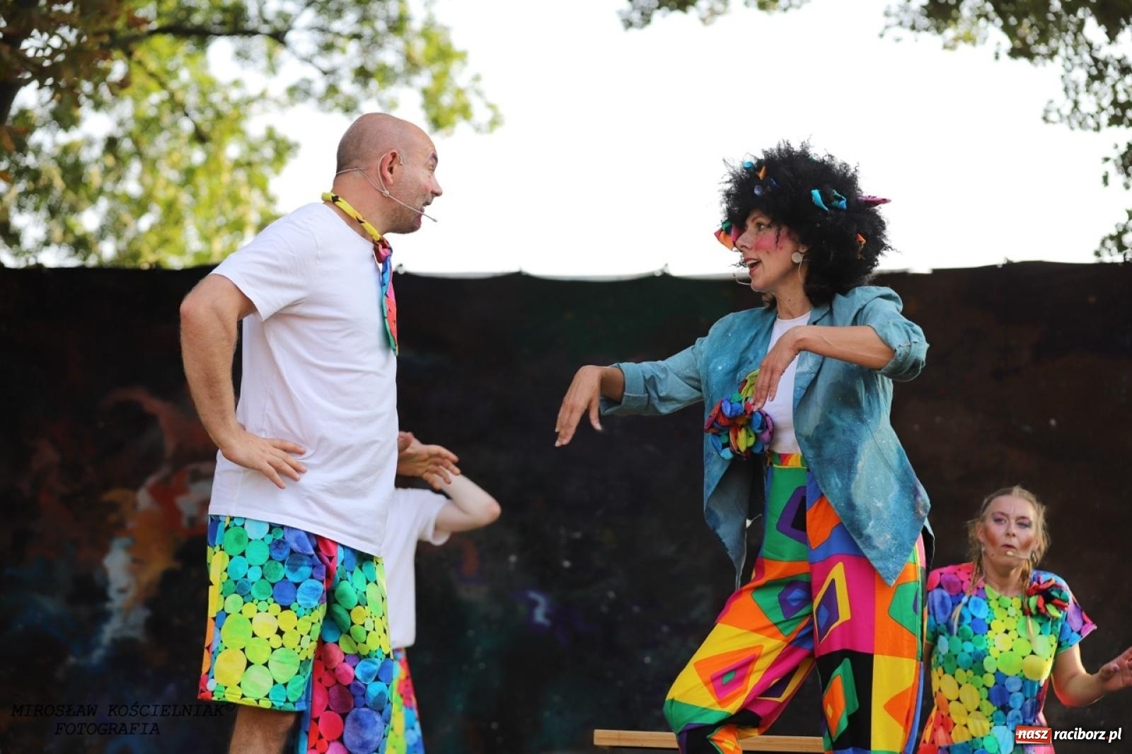 Zdjęcie w galerii na portalu naszraciborz.pl: Kolorowa podróż do świata Pani Kleksowej – relacja z przedstawienia w Ogrodzie Strzechy wiadomości z regionu