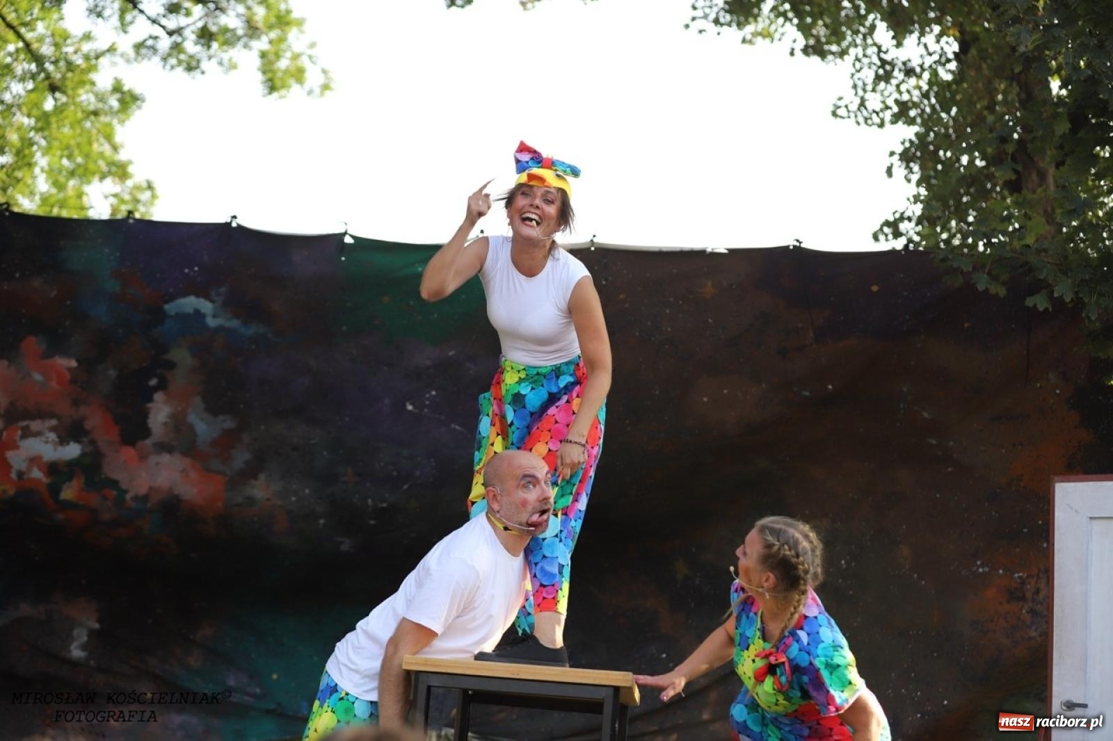 Zdjęcie w galerii na portalu naszraciborz.pl: Kolorowa podróż do świata Pani Kleksowej – relacja z przedstawienia w Ogrodzie Strzechy wiadomości z regionu
