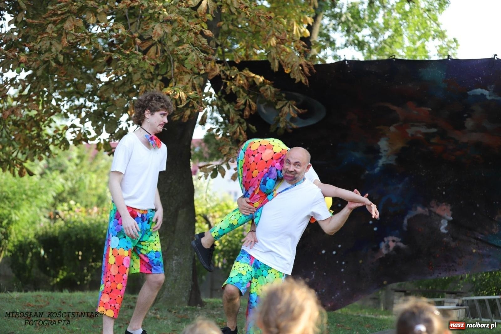 Zdjęcie w galerii na portalu naszraciborz.pl: Kolorowa podróż do świata Pani Kleksowej – relacja z przedstawienia w Ogrodzie Strzechy wiadomości z regionu