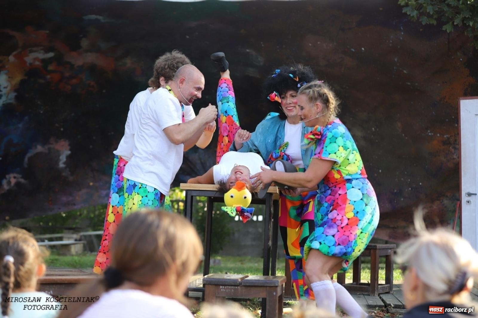 Zdjęcie w galerii na portalu naszraciborz.pl: Kolorowa podróż do świata Pani Kleksowej – relacja z przedstawienia w Ogrodzie Strzechy wiadomości z regionu