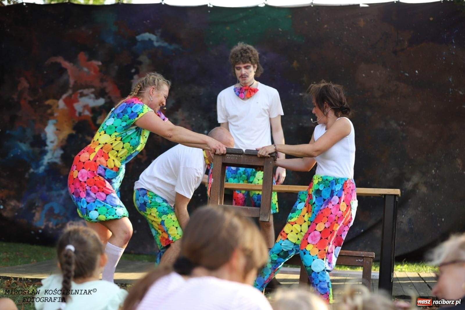 Zdjęcie w galerii na portalu naszraciborz.pl: Kolorowa podróż do świata Pani Kleksowej – relacja z przedstawienia w Ogrodzie Strzechy wiadomości z regionu