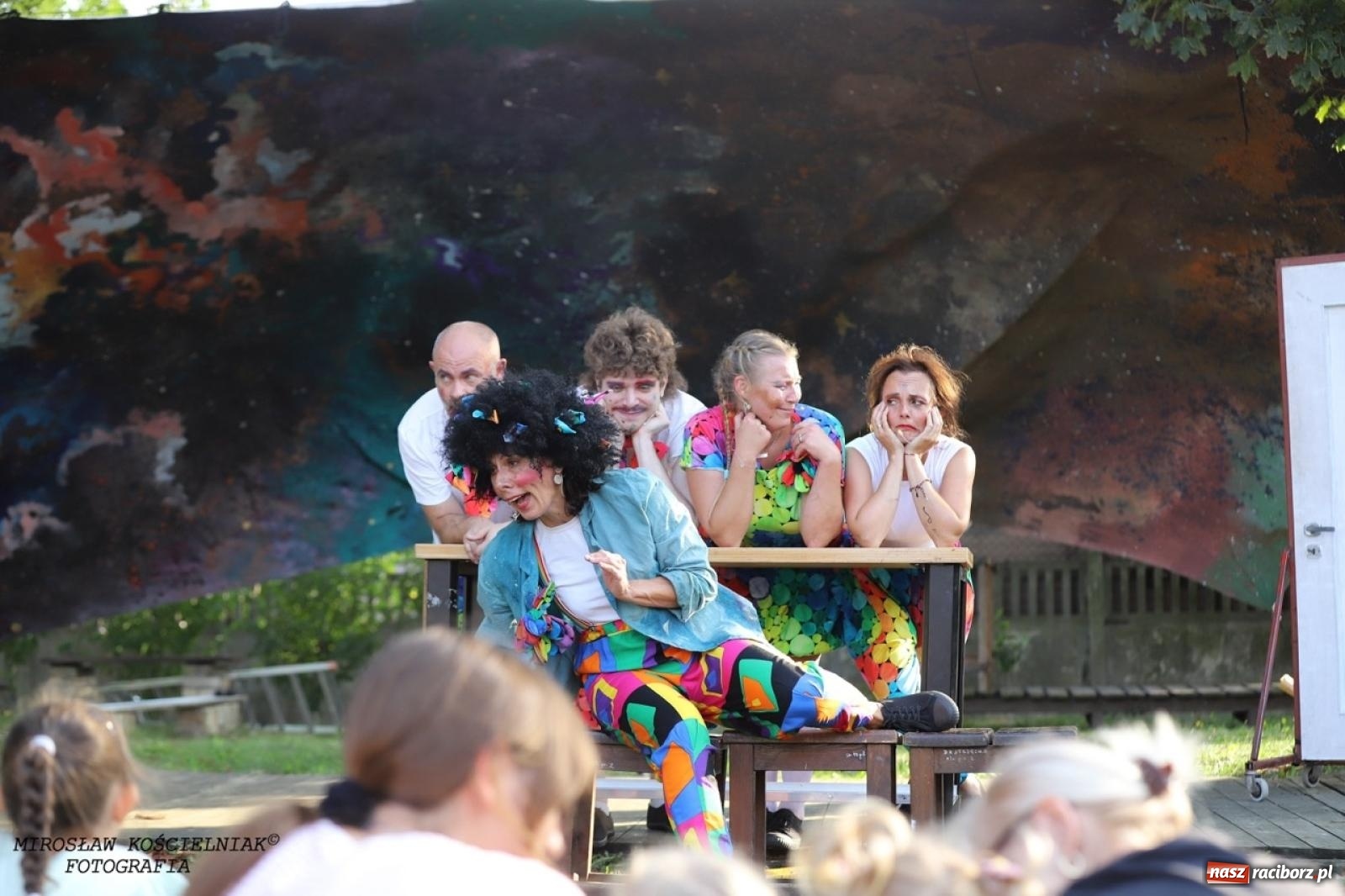 Zdjęcie w galerii na portalu naszraciborz.pl: Kolorowa podróż do świata Pani Kleksowej – relacja z przedstawienia w Ogrodzie Strzechy wiadomości z regionu