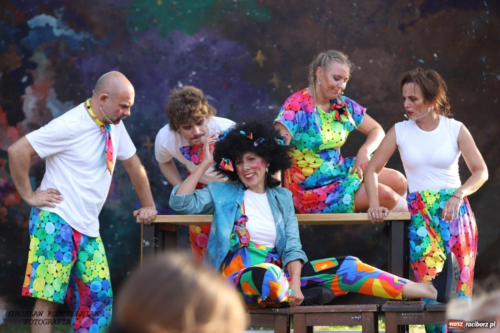 Zdjęcie w galerii na portalu naszraciborz.pl: Kolorowa podróż do świata Pani Kleksowej – relacja z przedstawienia w Ogrodzie Strzechy wiadomości z regionu