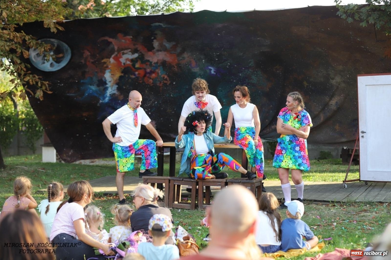 Zdjęcie w galerii na portalu naszraciborz.pl: Kolorowa podróż do świata Pani Kleksowej – relacja z przedstawienia w Ogrodzie Strzechy wiadomości z regionu