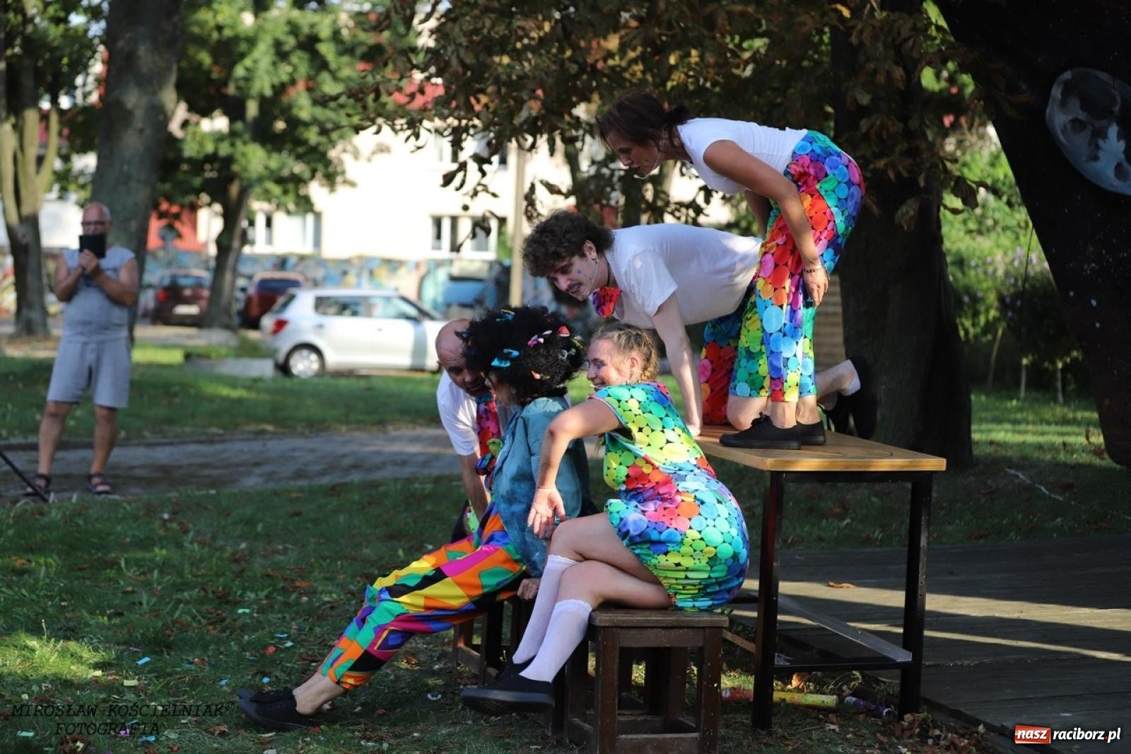 Zdjęcie w galerii na portalu naszraciborz.pl: Kolorowa podróż do świata Pani Kleksowej – relacja z przedstawienia w Ogrodzie Strzechy wiadomości z regionu