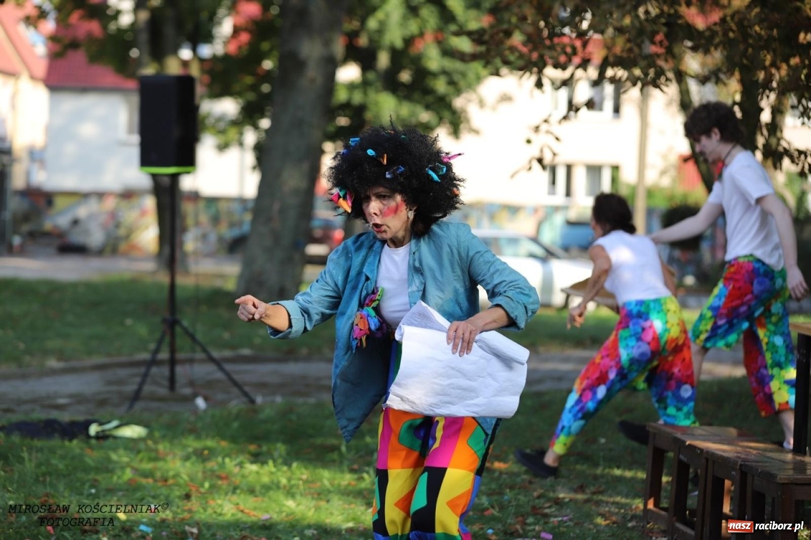 Zdjęcie w galerii na portalu naszraciborz.pl: Kolorowa podróż do świata Pani Kleksowej – relacja z przedstawienia w Ogrodzie Strzechy wiadomości z regionu