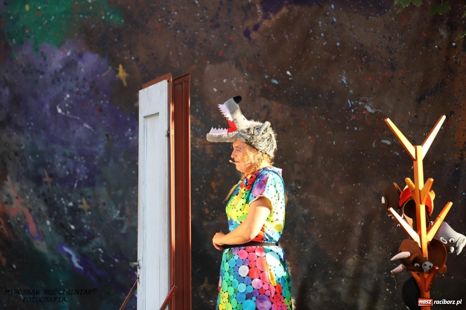 Zdjęcie w galerii na portalu naszraciborz.pl: Kolorowa podróż do świata Pani Kleksowej – relacja z przedstawienia w Ogrodzie Strzechy wiadomości z regionu