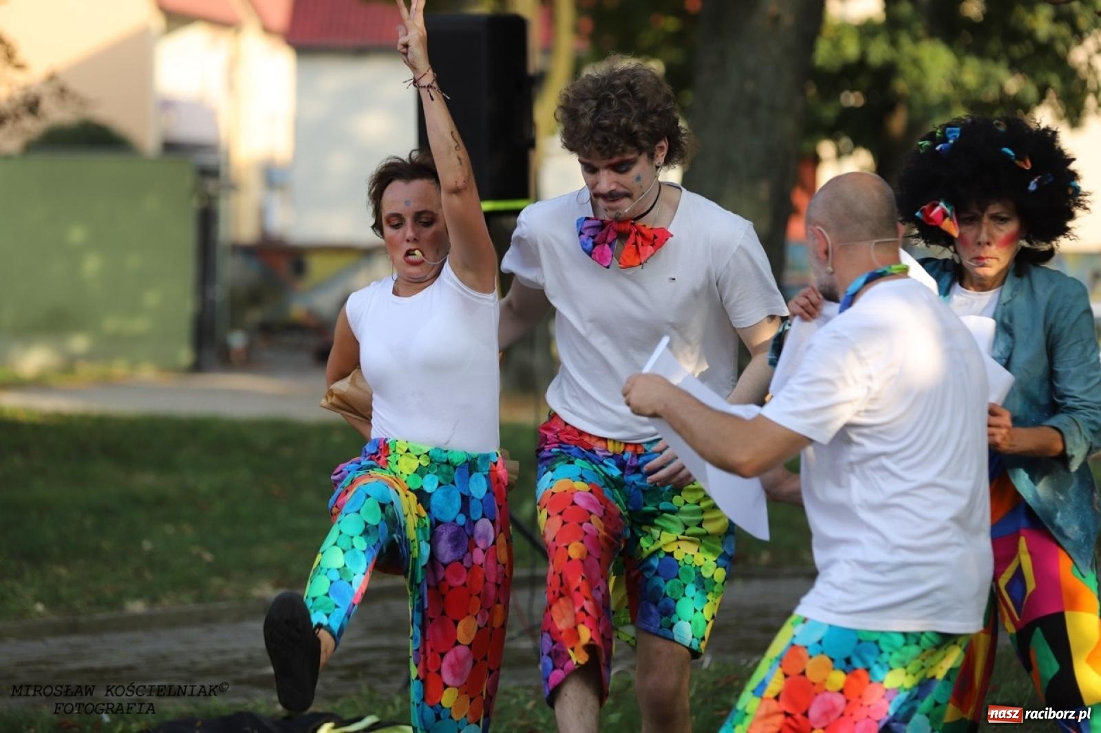 Zdjęcie w galerii na portalu naszraciborz.pl: Kolorowa podróż do świata Pani Kleksowej – relacja z przedstawienia w Ogrodzie Strzechy wiadomości z regionu