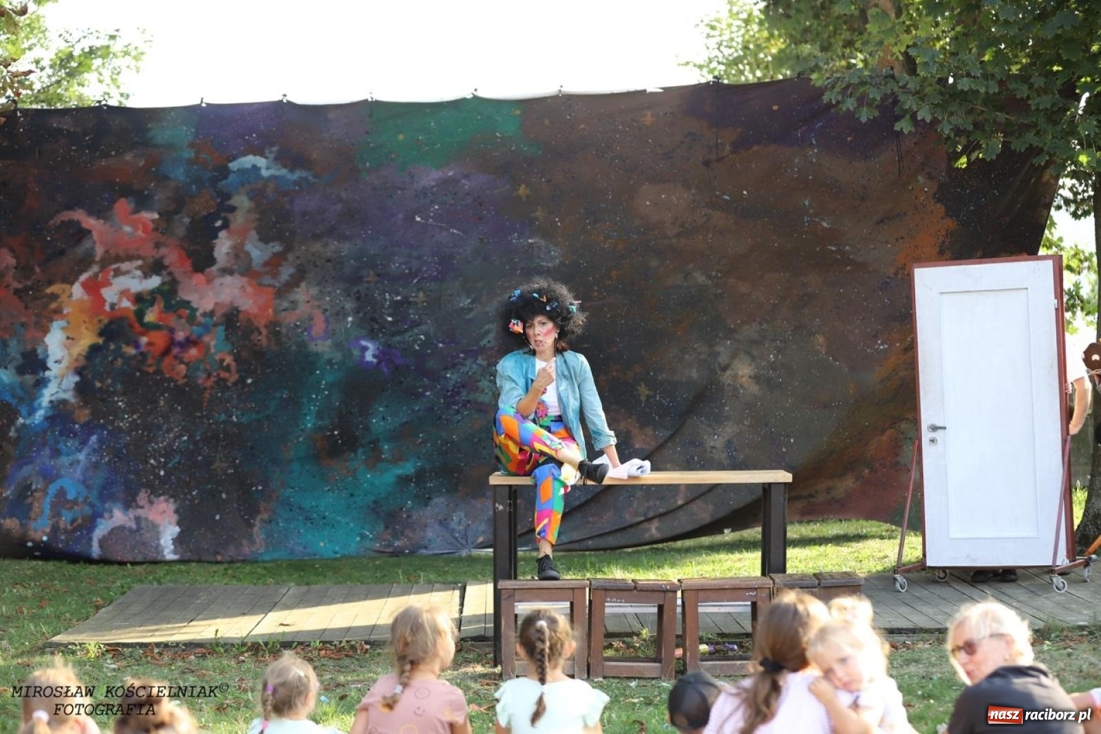 Zdjęcie w galerii na portalu naszraciborz.pl: Kolorowa podróż do świata Pani Kleksowej – relacja z przedstawienia w Ogrodzie Strzechy wiadomości z regionu