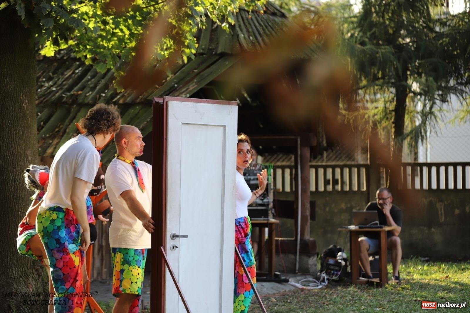 Zdjęcie w galerii na portalu naszraciborz.pl: Kolorowa podróż do świata Pani Kleksowej – relacja z przedstawienia w Ogrodzie Strzechy wiadomości z regionu