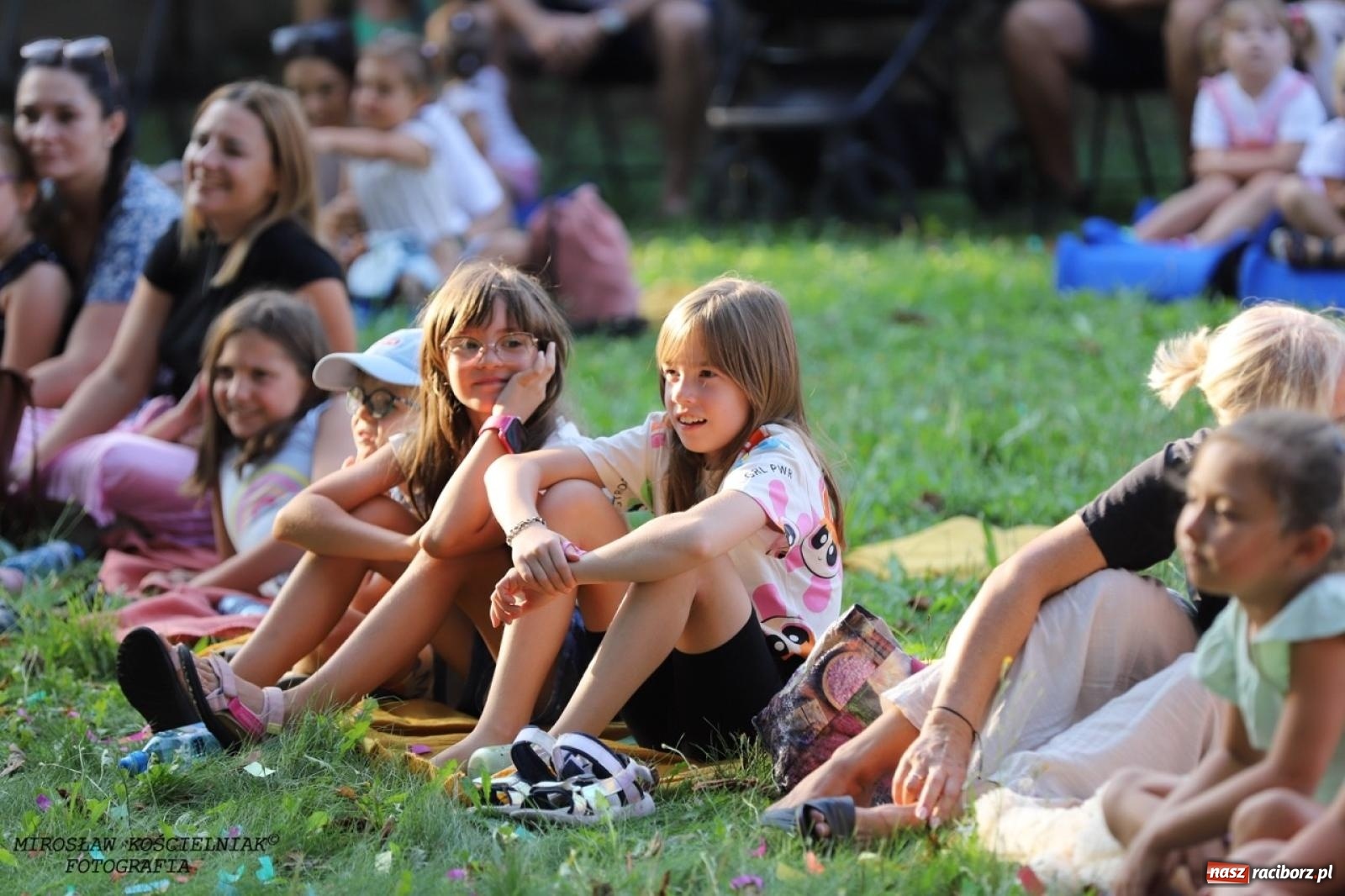 Zdjęcie w galerii na portalu naszraciborz.pl: Kolorowa podróż do świata Pani Kleksowej – relacja z przedstawienia w Ogrodzie Strzechy wiadomości z regionu
