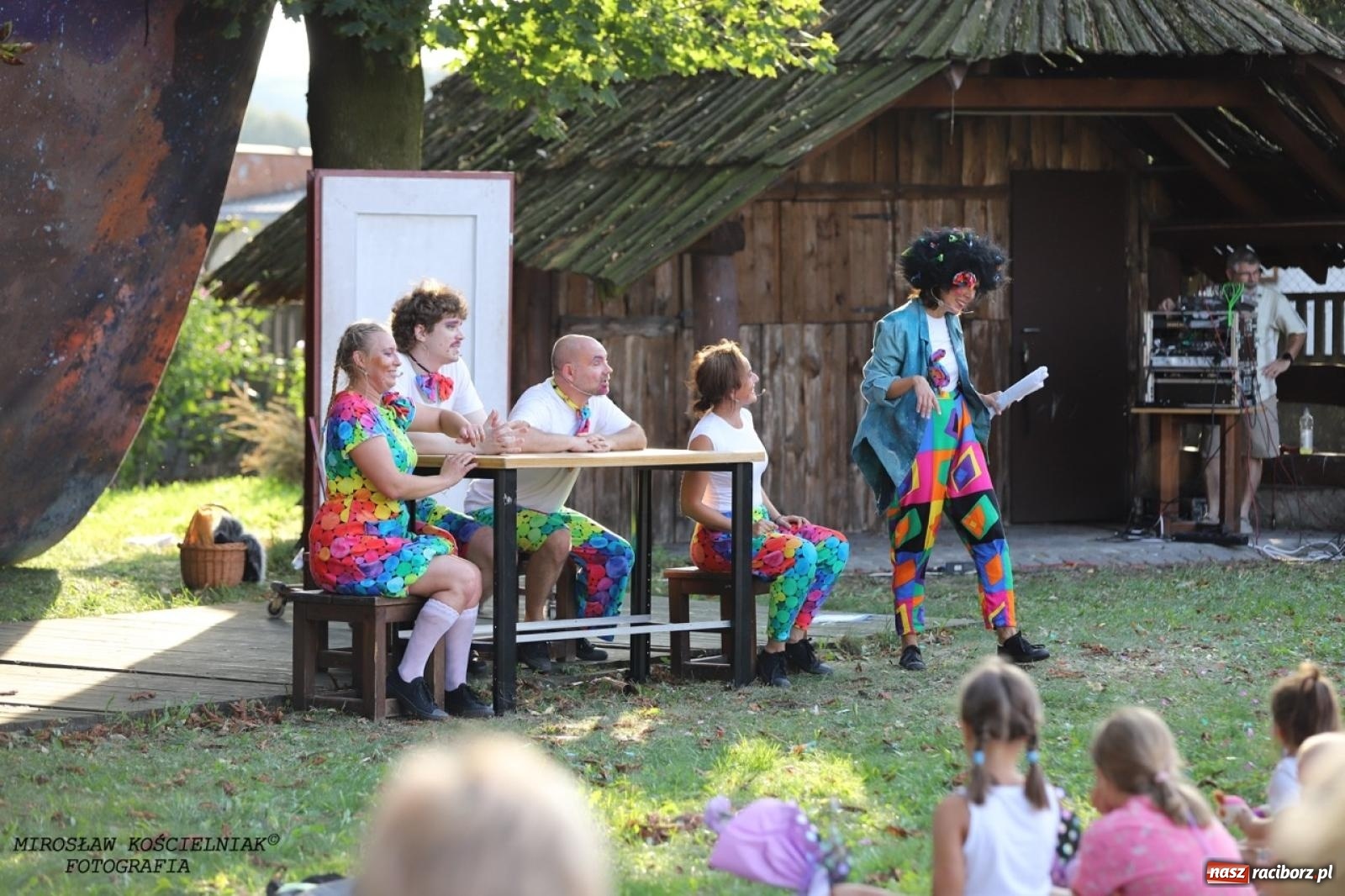 Zdjęcie w galerii na portalu naszraciborz.pl: Kolorowa podróż do świata Pani Kleksowej – relacja z przedstawienia w Ogrodzie Strzechy wiadomości z regionu