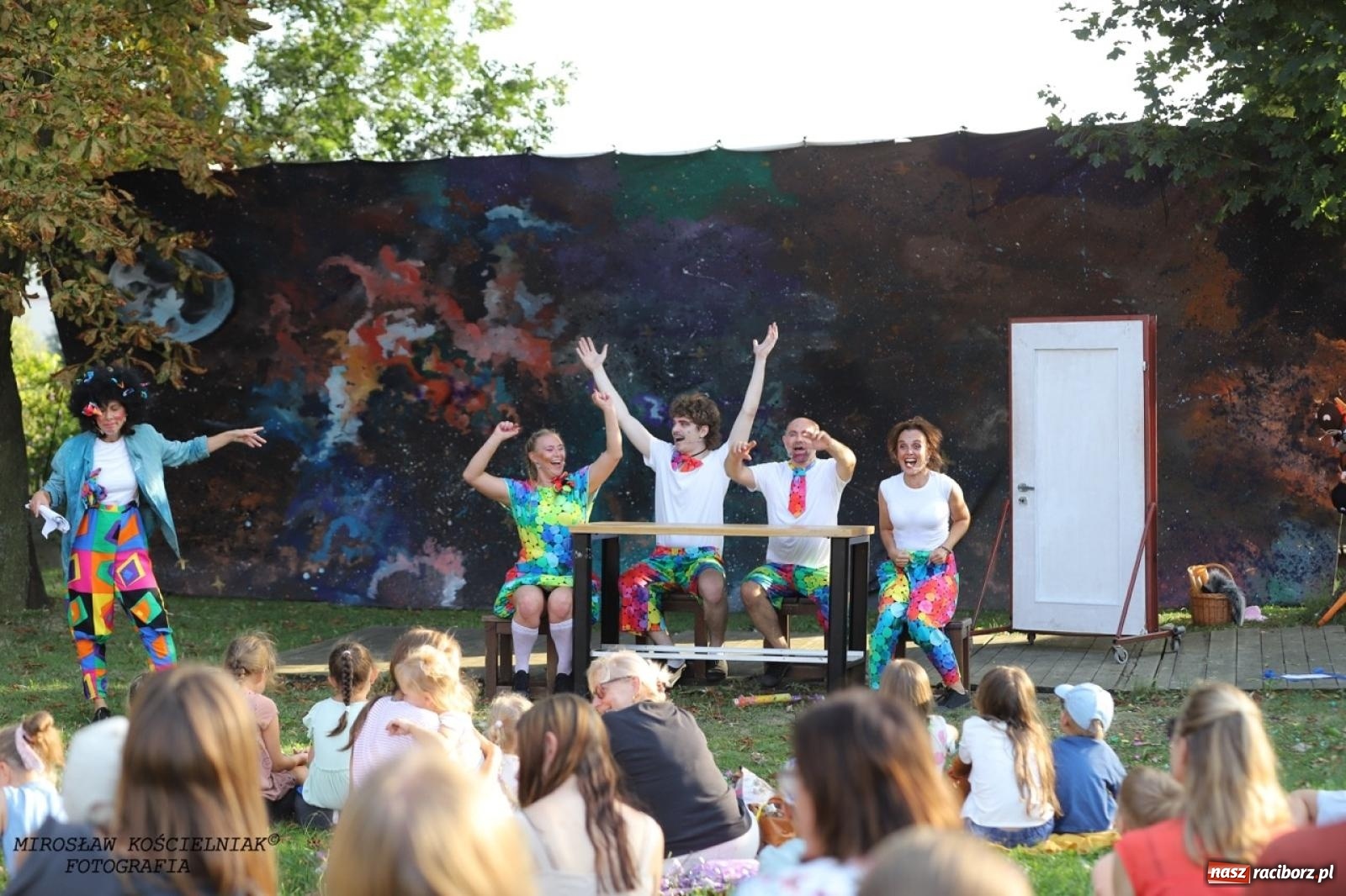 Zdjęcie w galerii na portalu naszraciborz.pl: Kolorowa podróż do świata Pani Kleksowej – relacja z przedstawienia w Ogrodzie Strzechy wiadomości z regionu