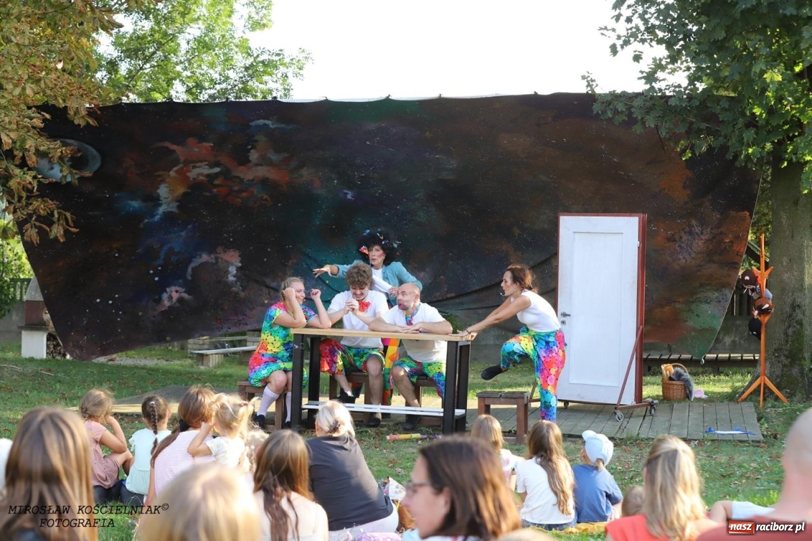 Zdjęcie w galerii na portalu naszraciborz.pl: Kolorowa podróż do świata Pani Kleksowej – relacja z przedstawienia w Ogrodzie Strzechy wiadomości z regionu